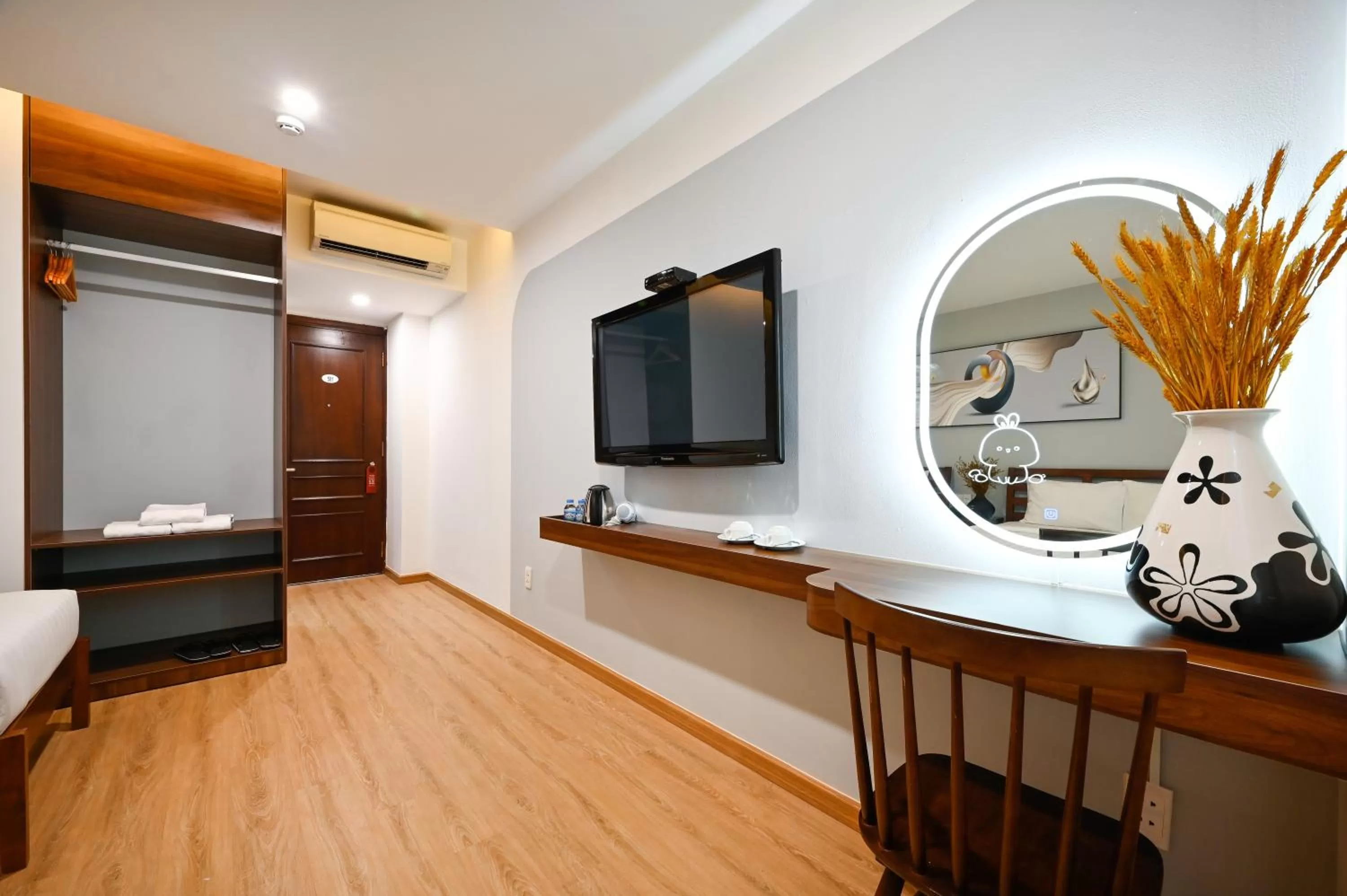 Pearl Central Hotel- Near Nguyen Hue street