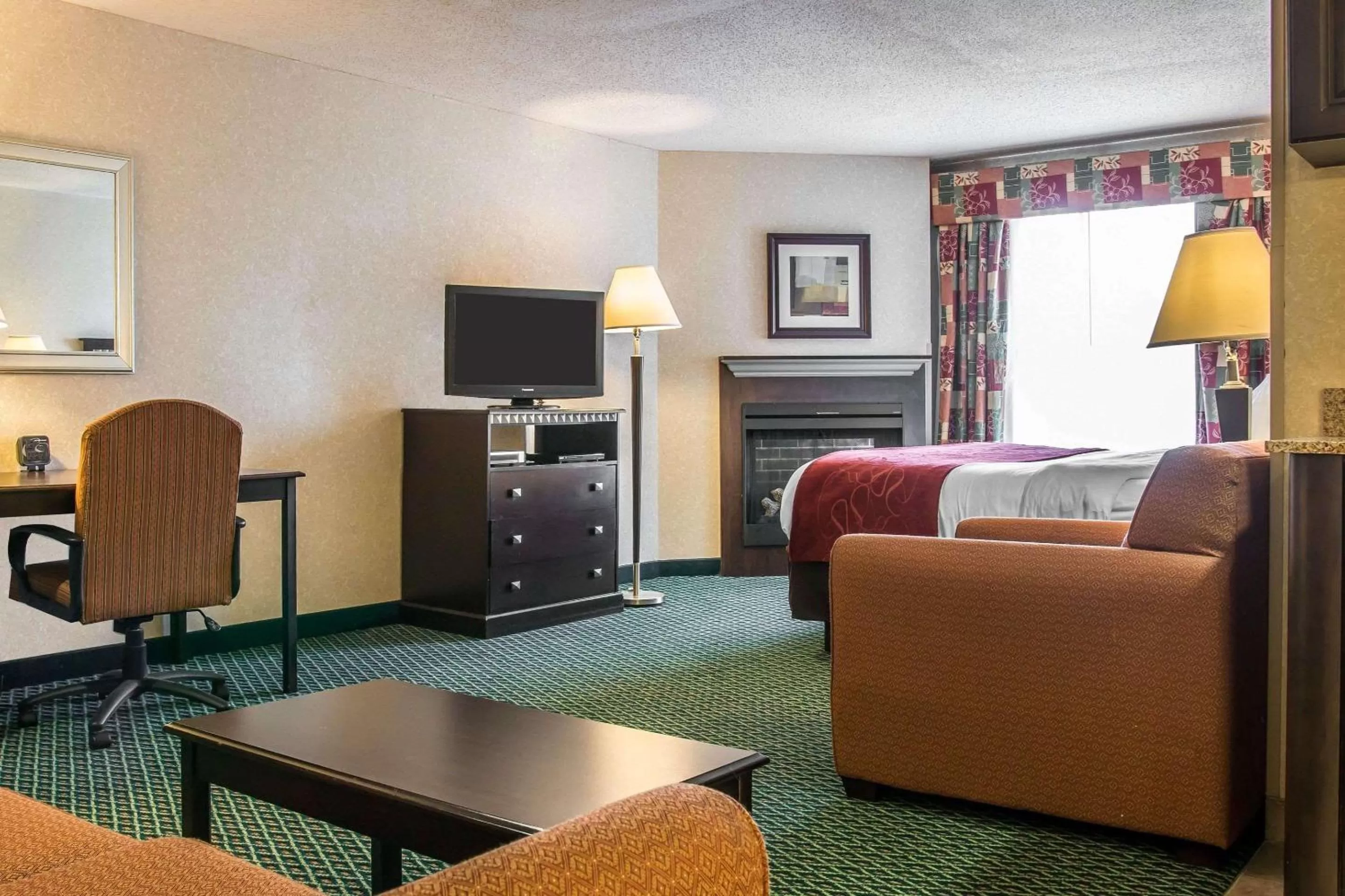 Photo of the whole room, Bed in Comfort Suites Canton - Detroit