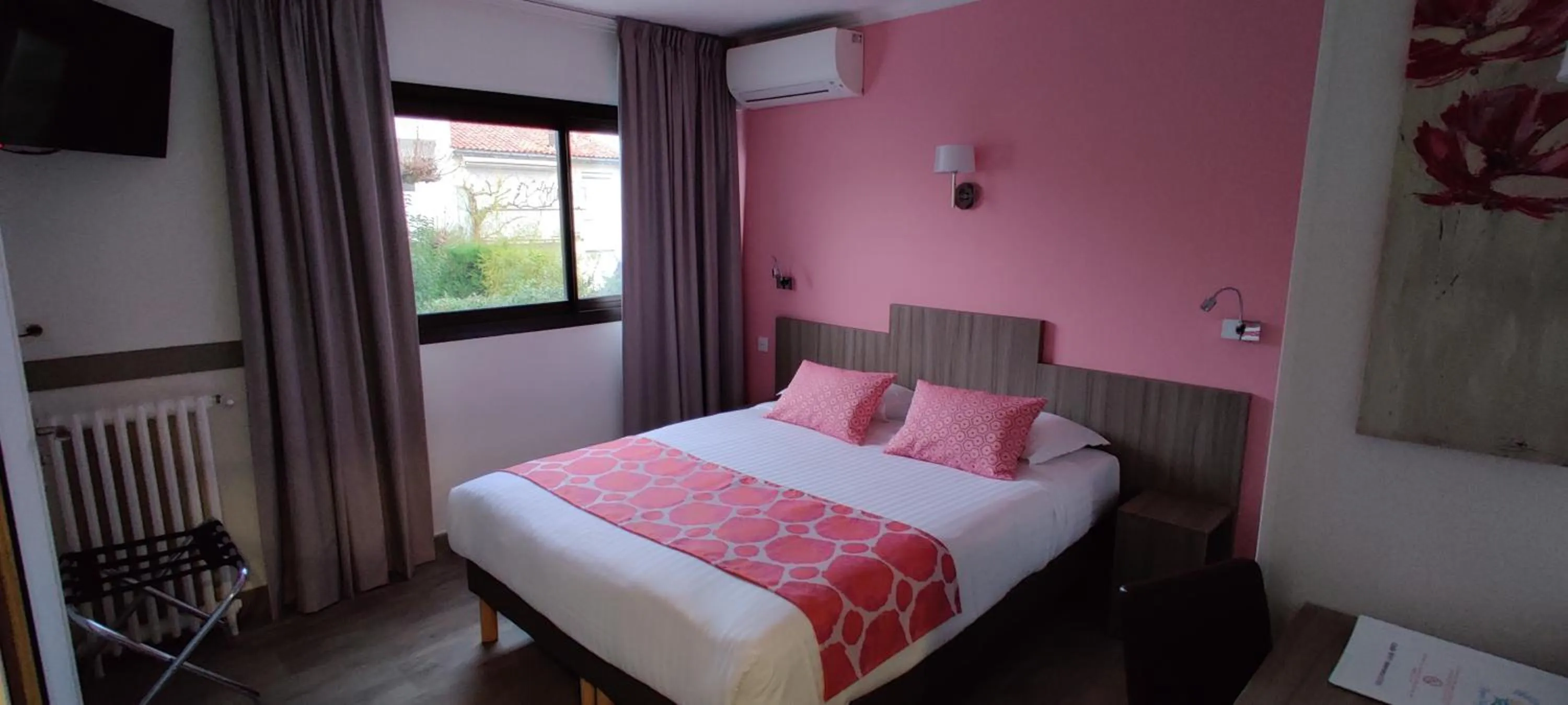 Bed in Logis Hôtel Les Bleuets