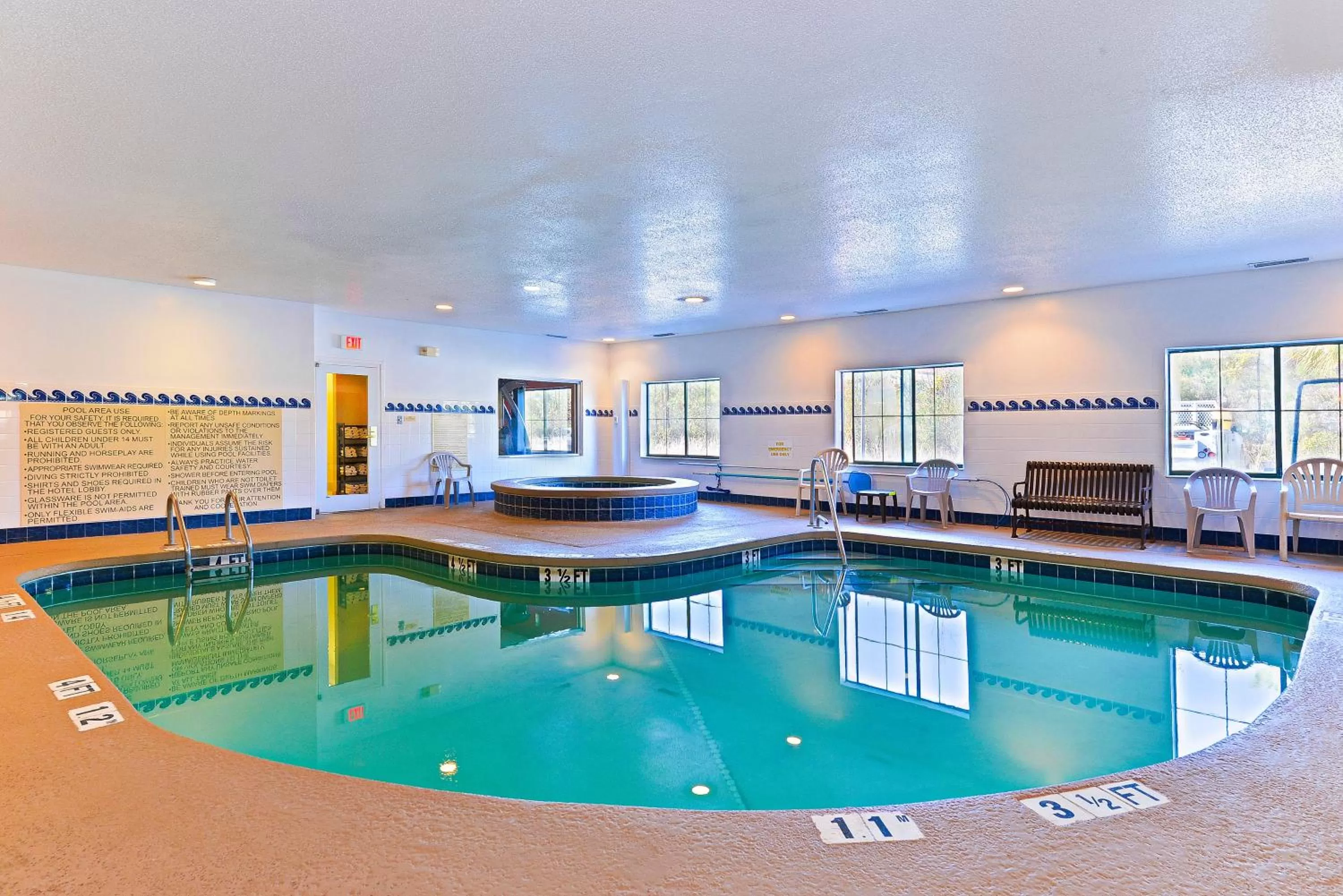 Swimming pool in Country Inn & Suites by Radisson, Savannah Gateway, GA