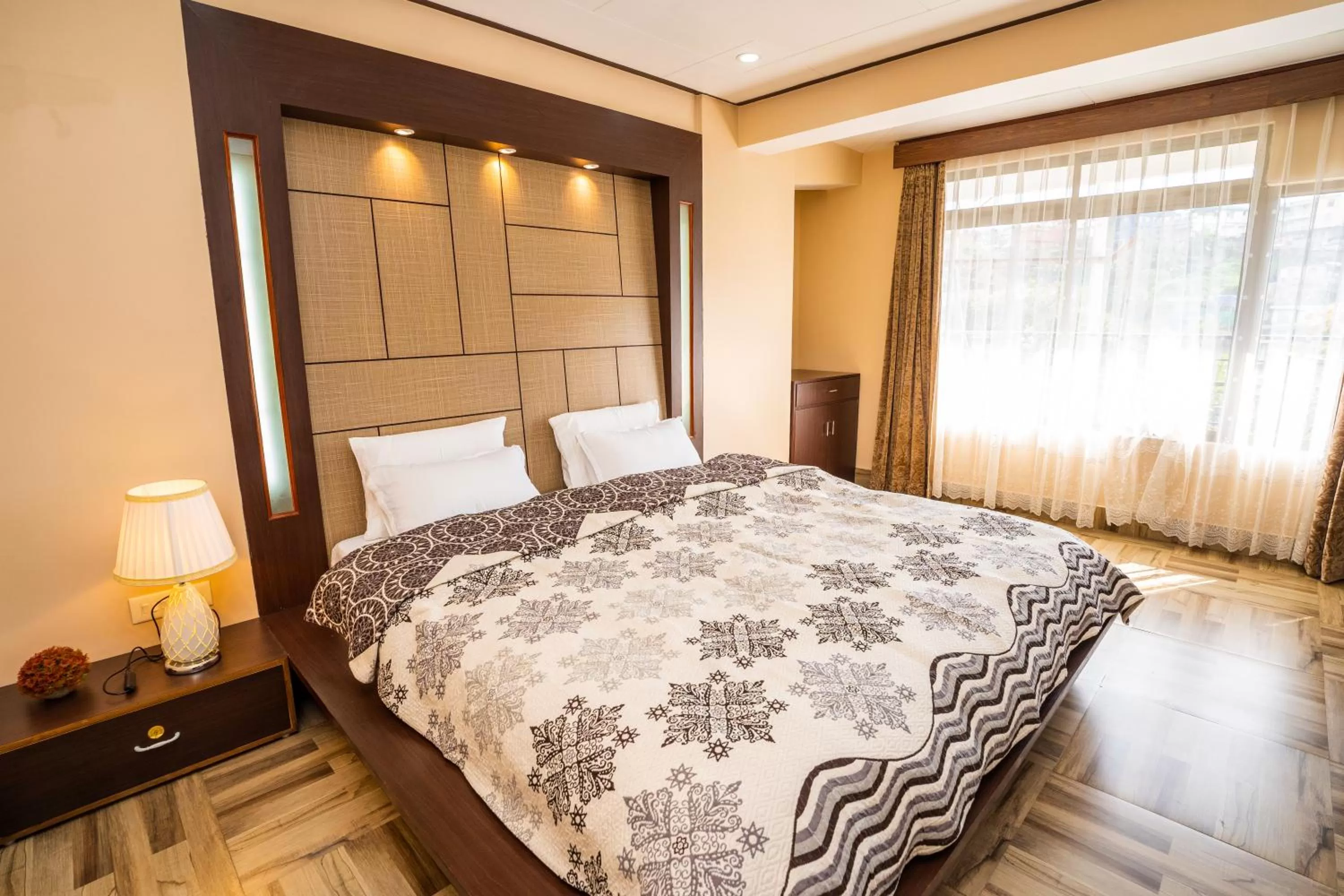 Bathroom, Bed in East Land Bed & Breakfast