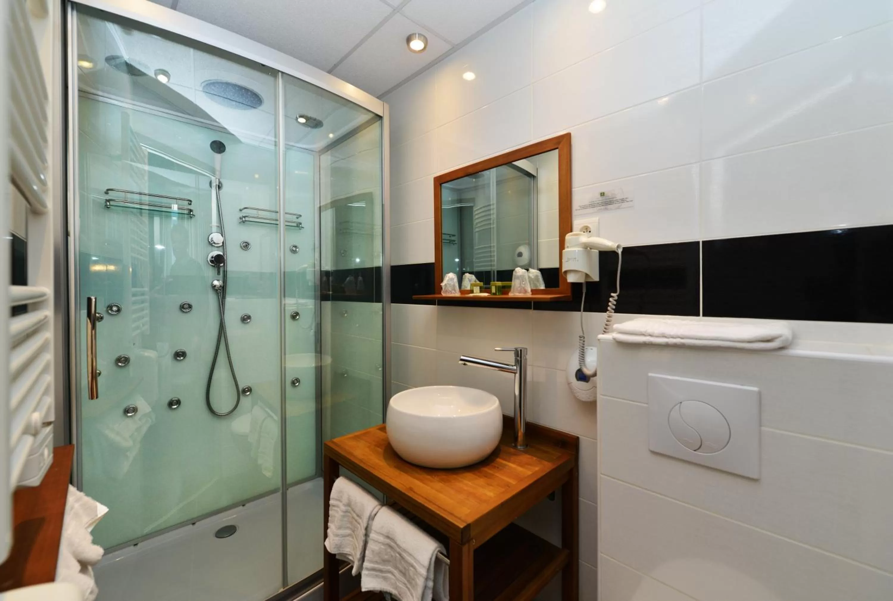 Bathroom in Logis Hôtel Restaurant du Midi - Rodez Centre