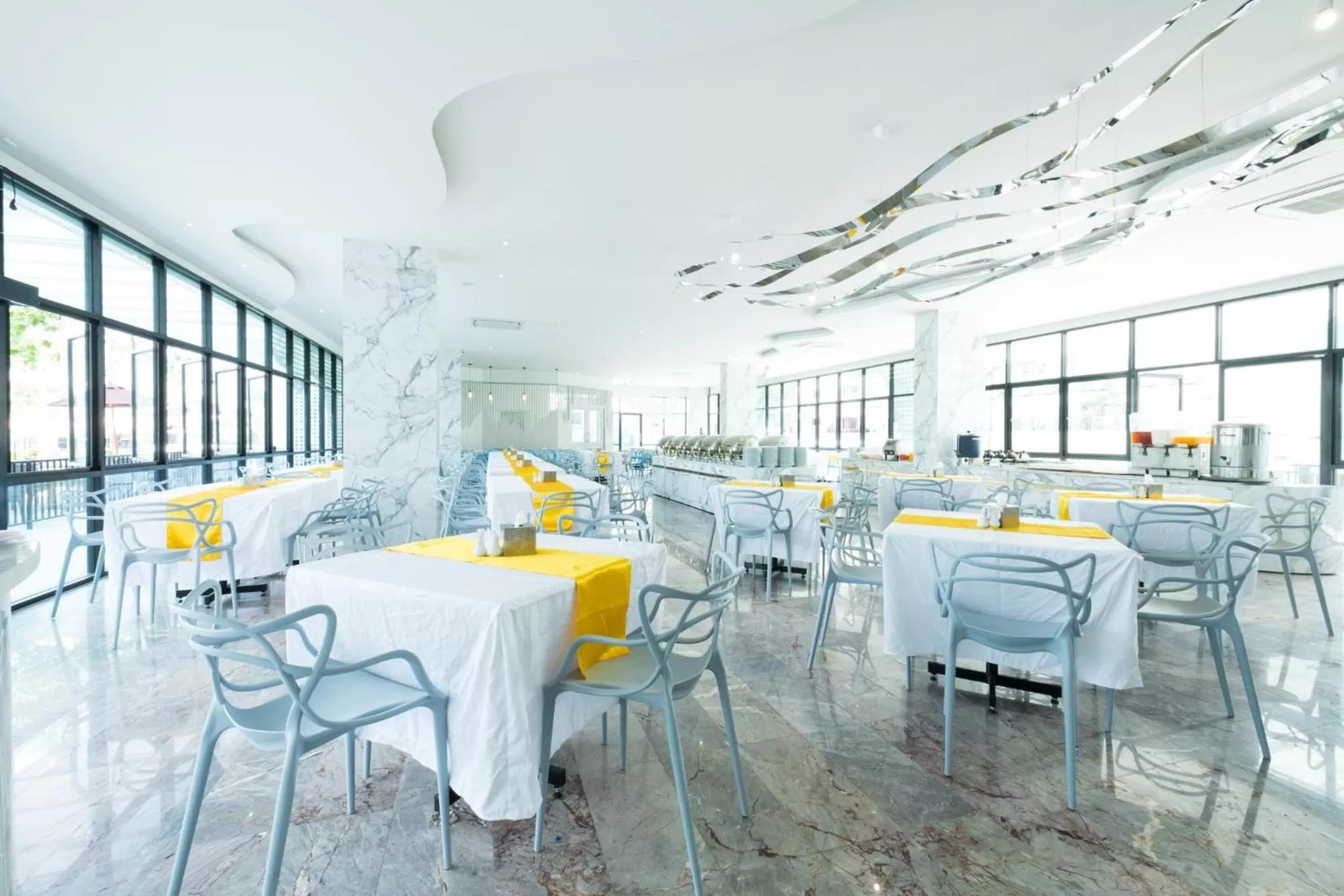 Restaurant/places to eat in P Plus Hotel