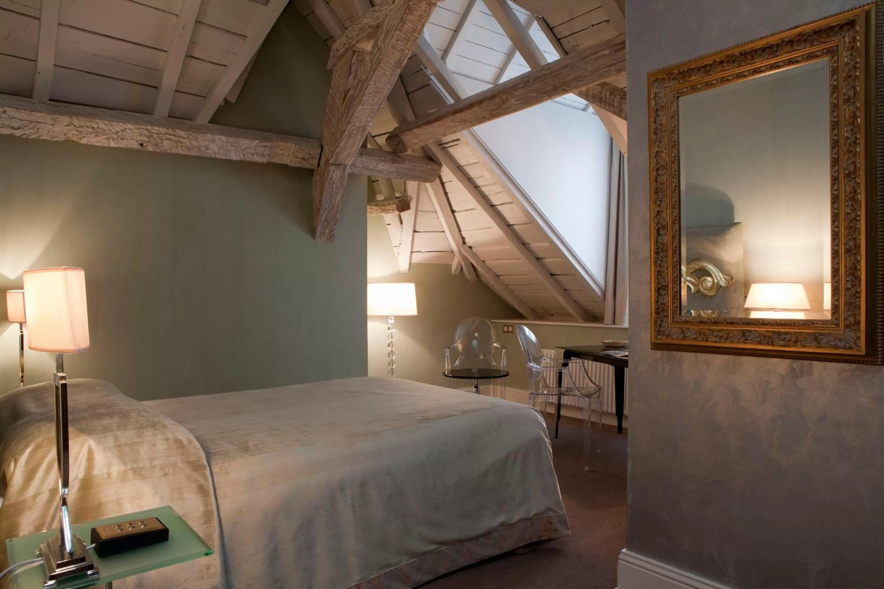 Bed in Hotel Le Place d'Armes - Relais & Châteaux