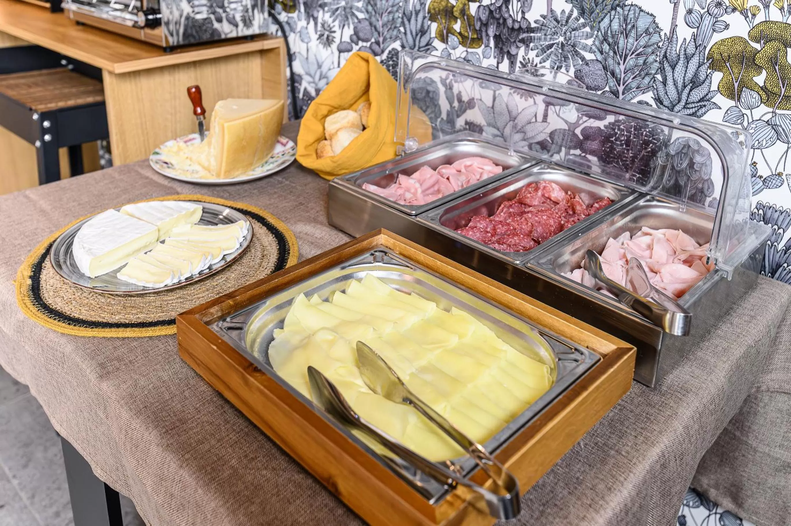 Food and drinks in Central Lodge Hotel