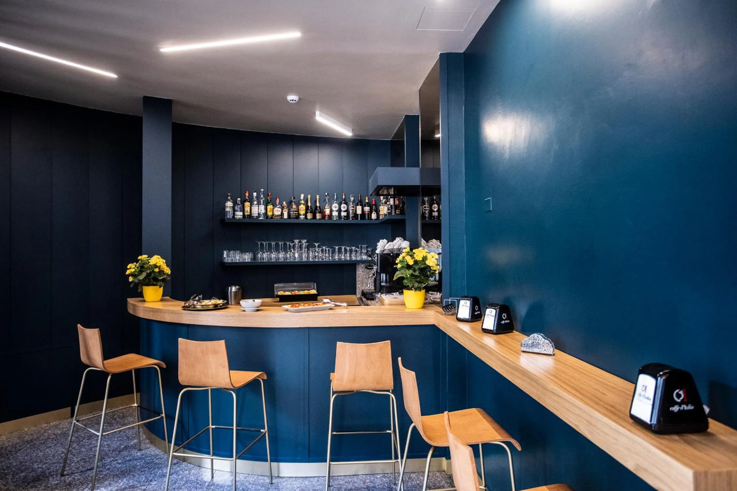 Restaurant/places to eat in Hotel Delta