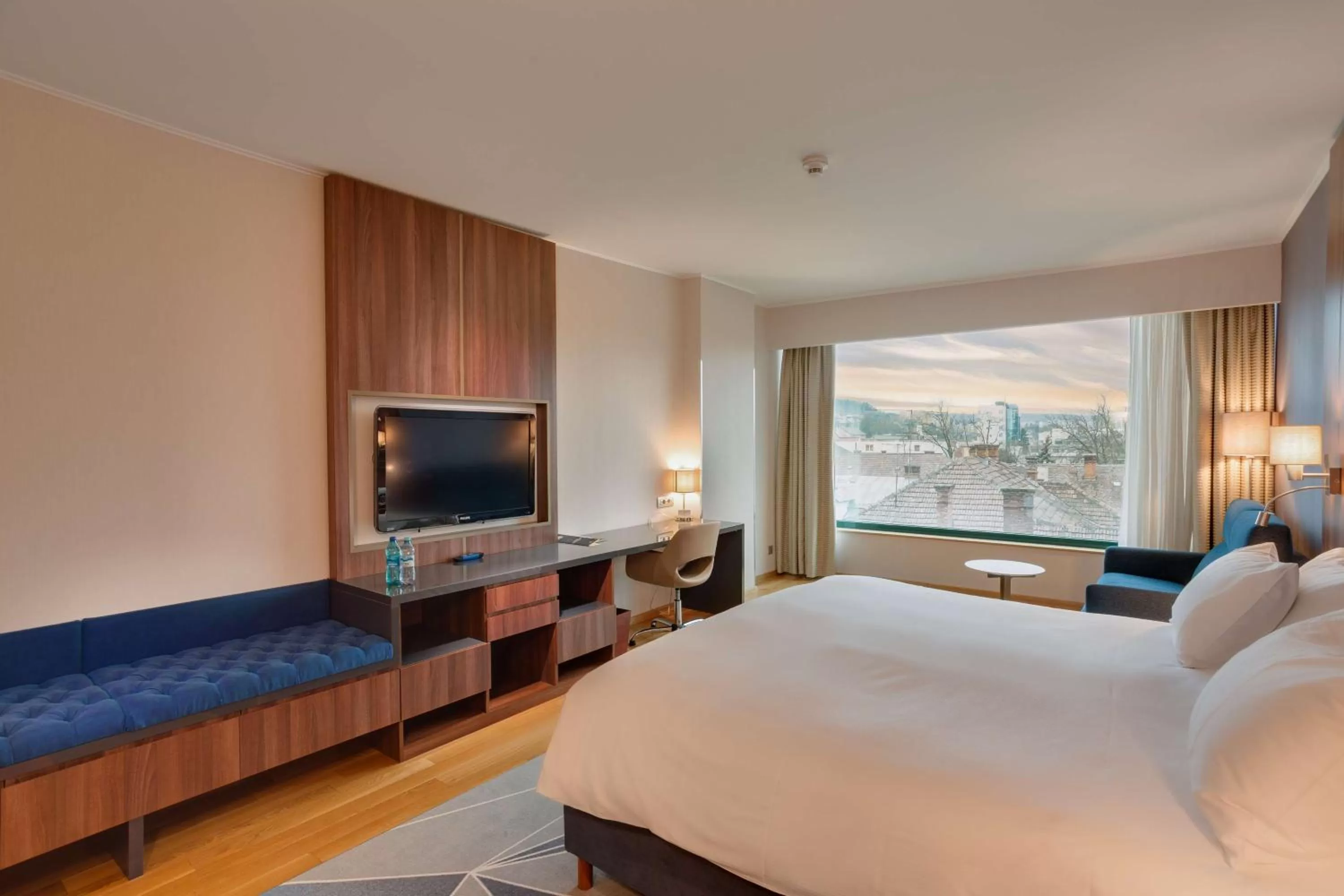 Bedroom, Bed in DoubleTree by Hilton Hotel Cluj - City Plaza