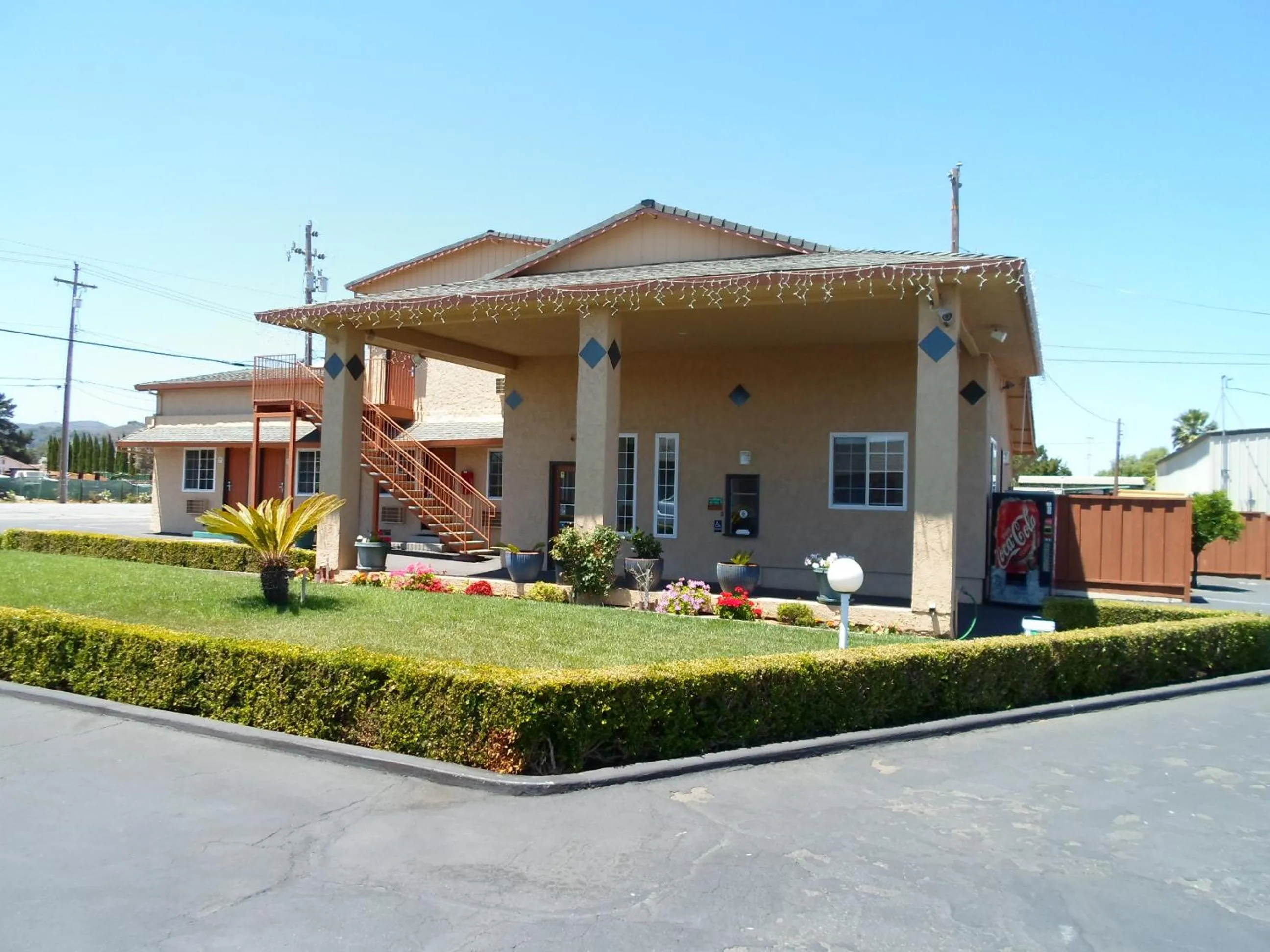 Property building in Economy Inn Morgan Hill