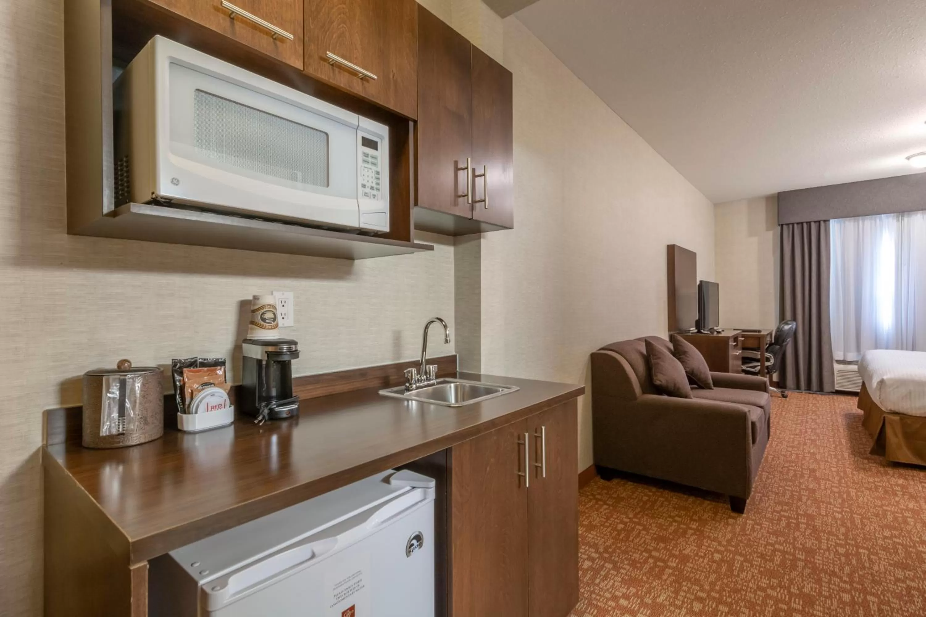 Coffee/tea facilities in Devonian Hotel and Suites