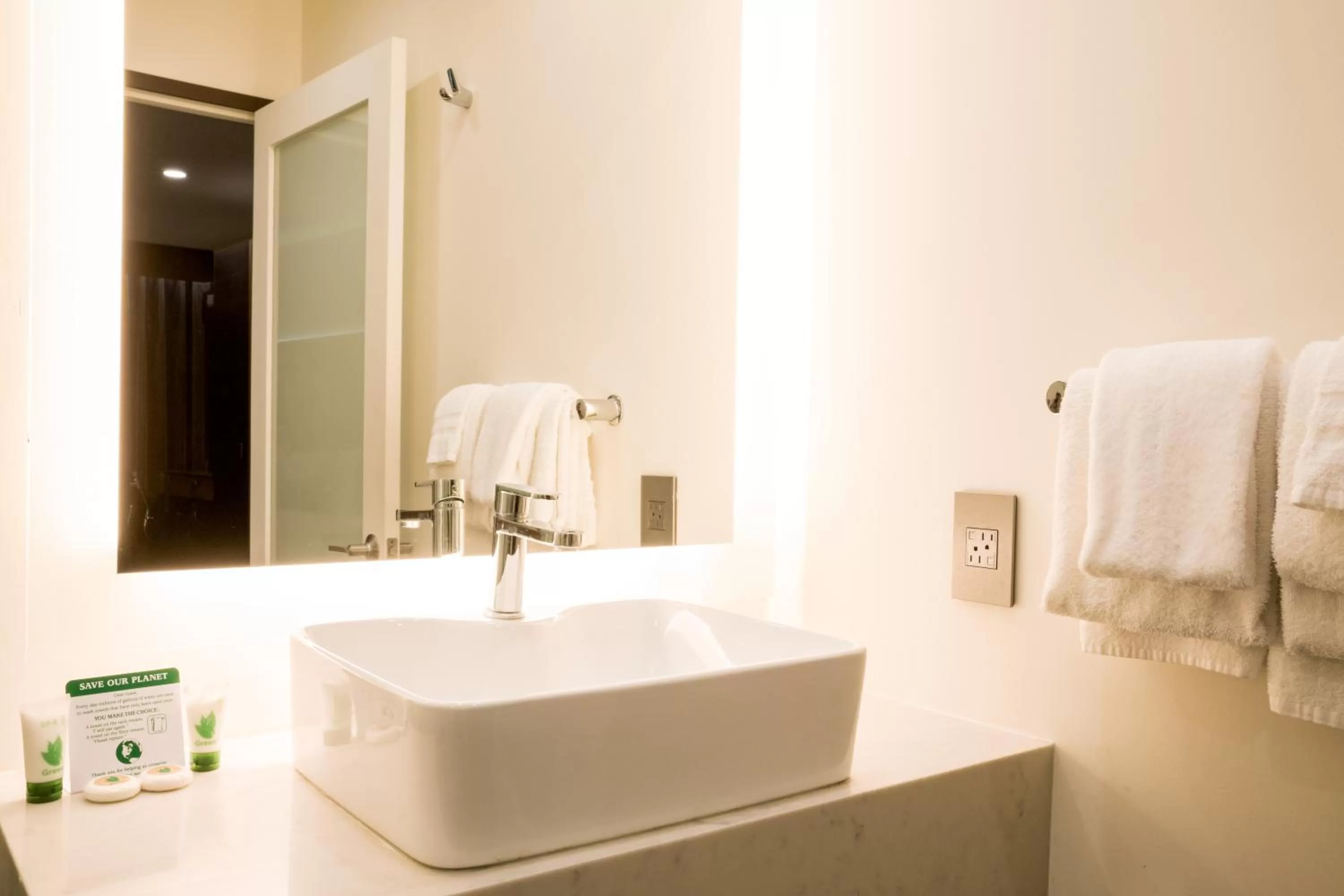 Bathroom, Bed in Hotel Xilo Glendale