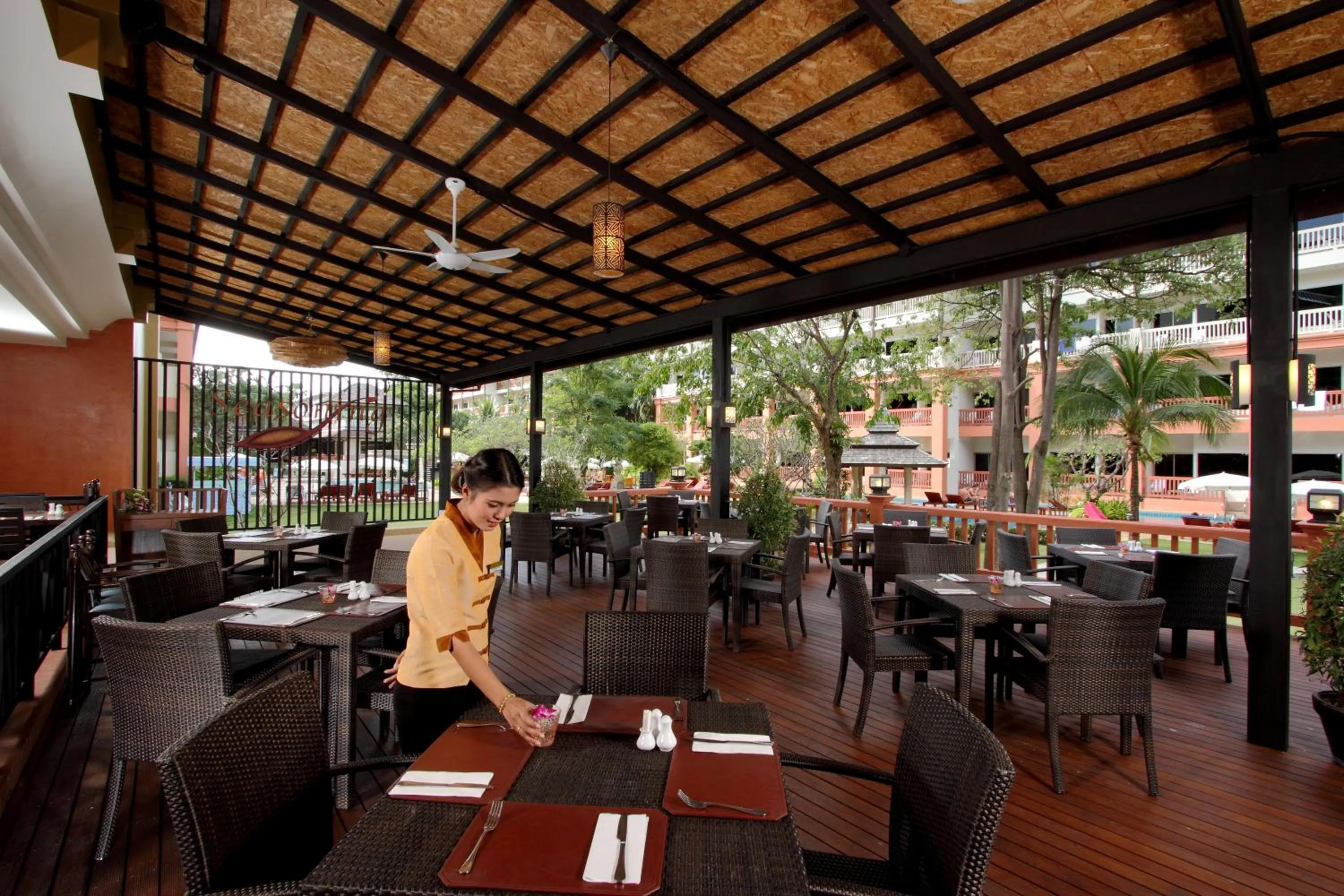 Restaurant/places to eat in Kata Sea Breeze Resort - SHA Plus