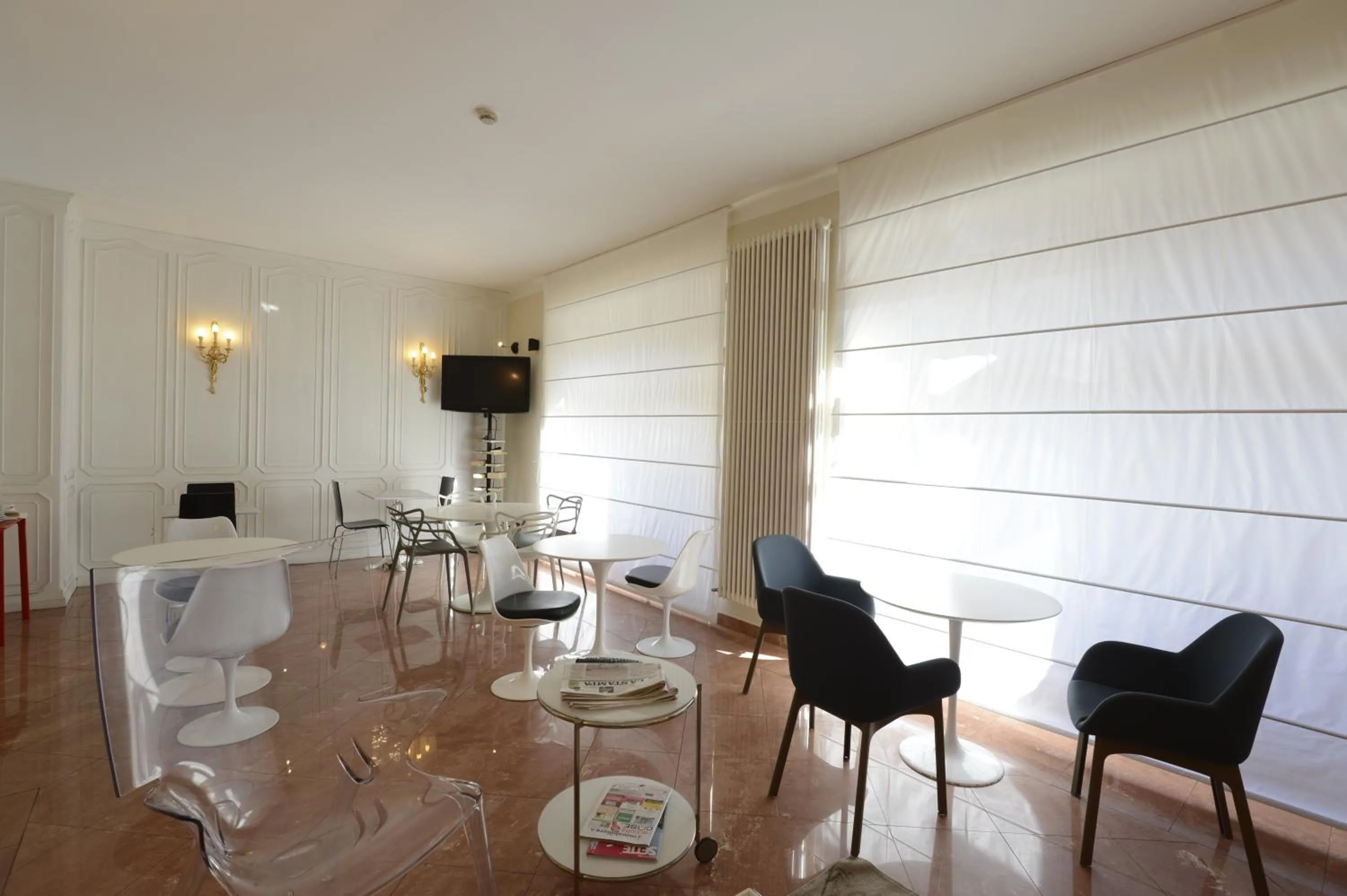 Communal lounge/ TV room in Hotel Tourist