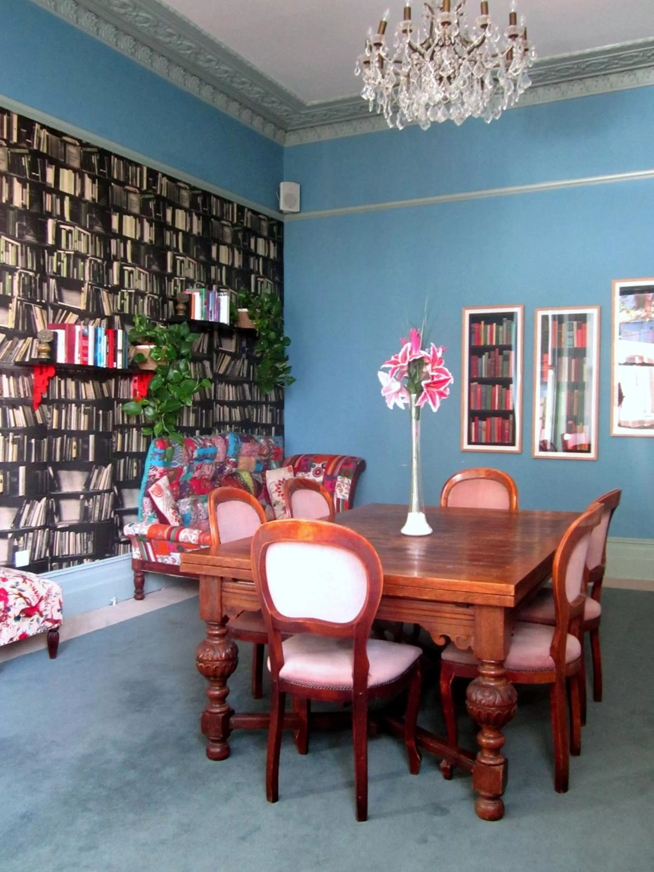 Lounge or bar in Cottonwood Boutique