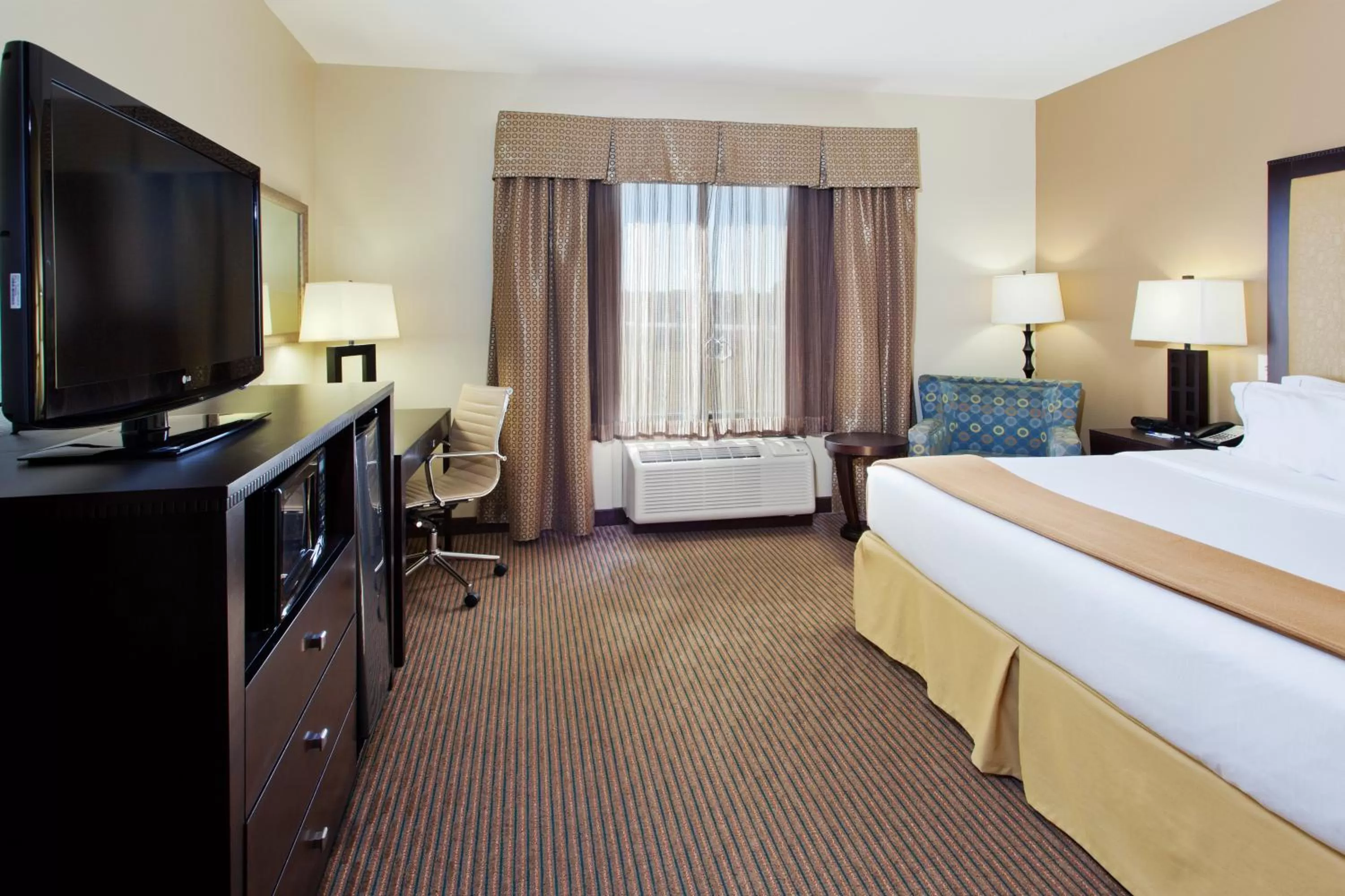 Photo of the whole room, Bed in Holiday Inn Express Hotel & Suites Cordele North by IHG