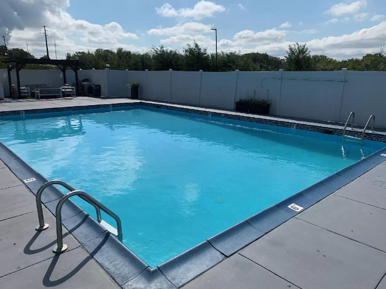 Swimming pool in Comfort Inn & Suites Pottstown Eastern Gateway