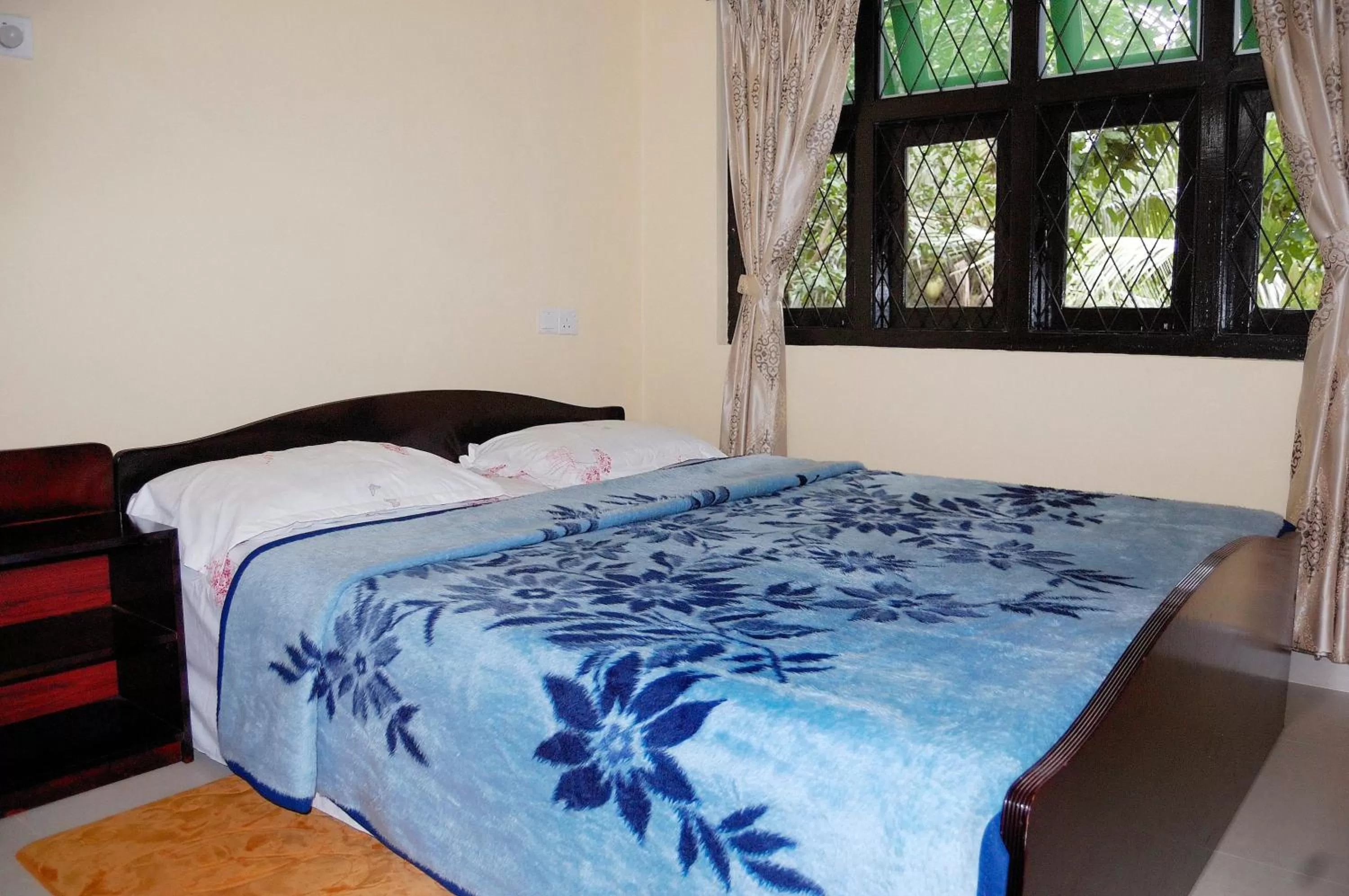 Photo of the whole room, Bed in Evergreen