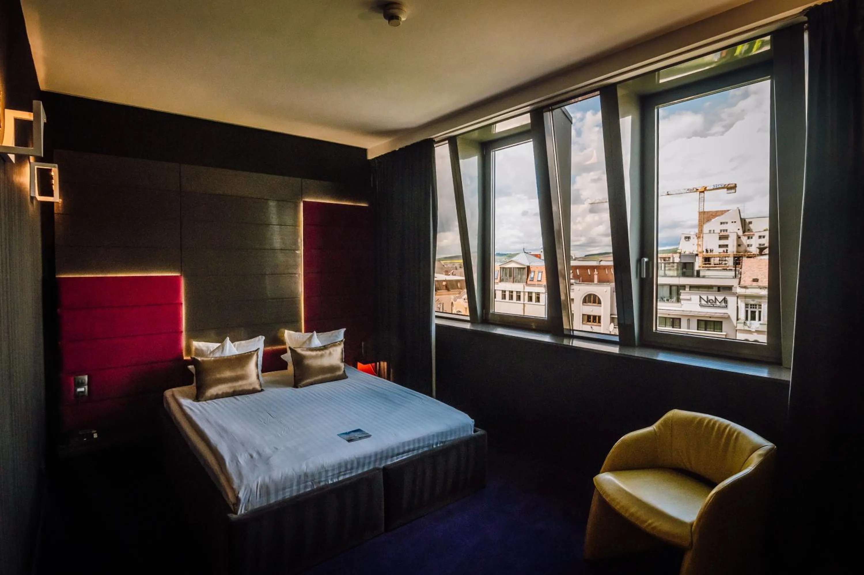 Bed in Plaza V Executive Hotel