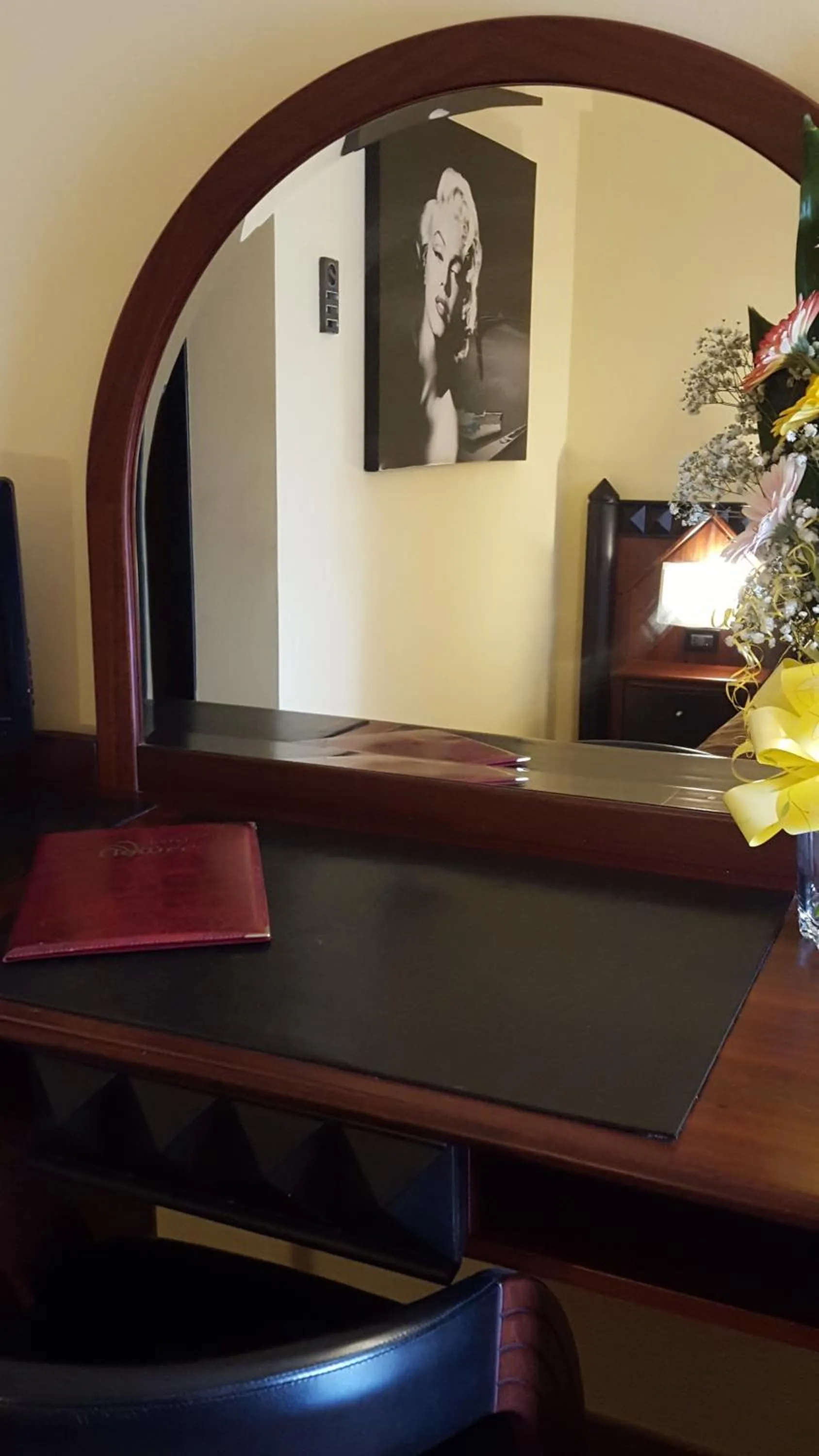 Decorative detail in Hotel Motel Flower