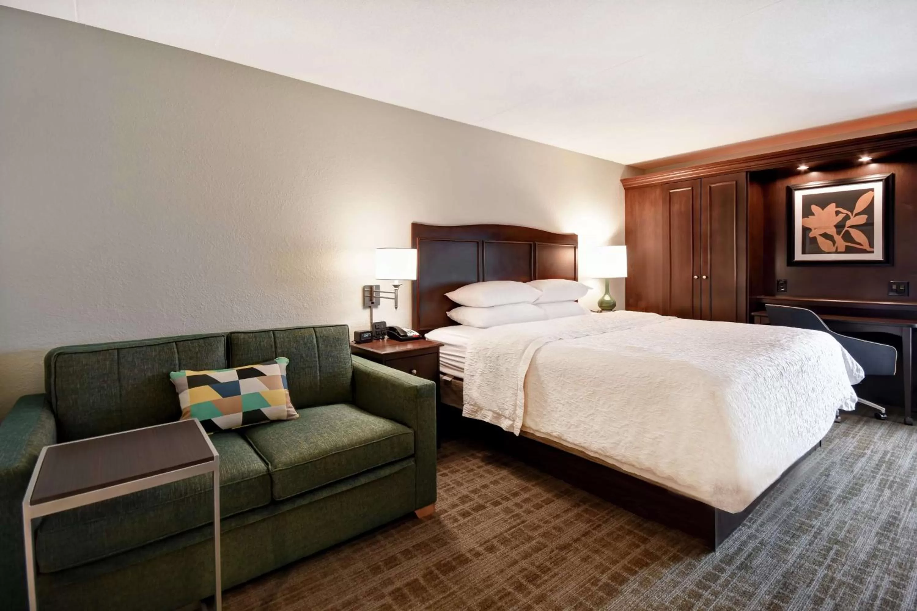 Living room, Bed in Hampton Inn Overland Park