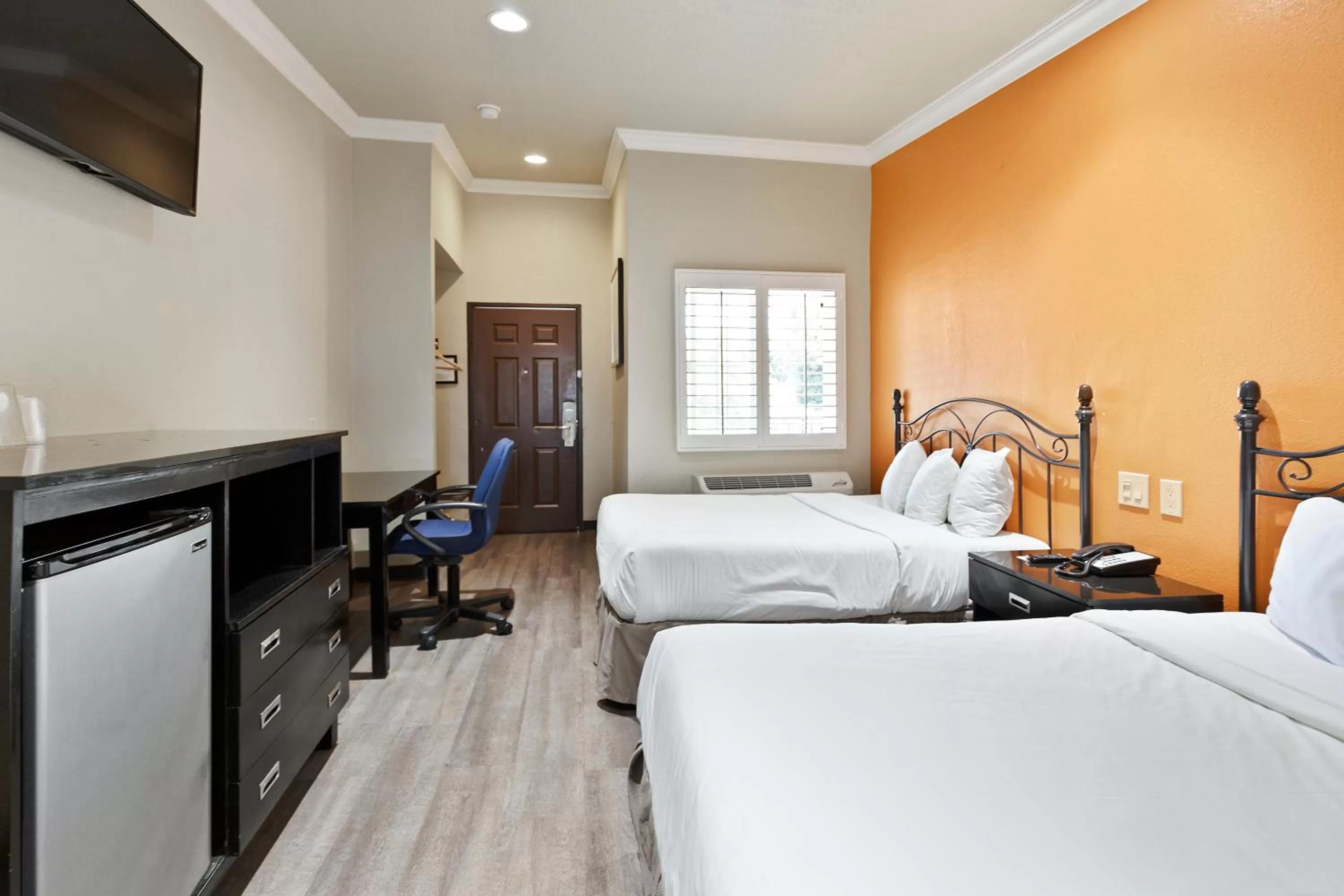 Bed in Le Blanc Inn & Suites