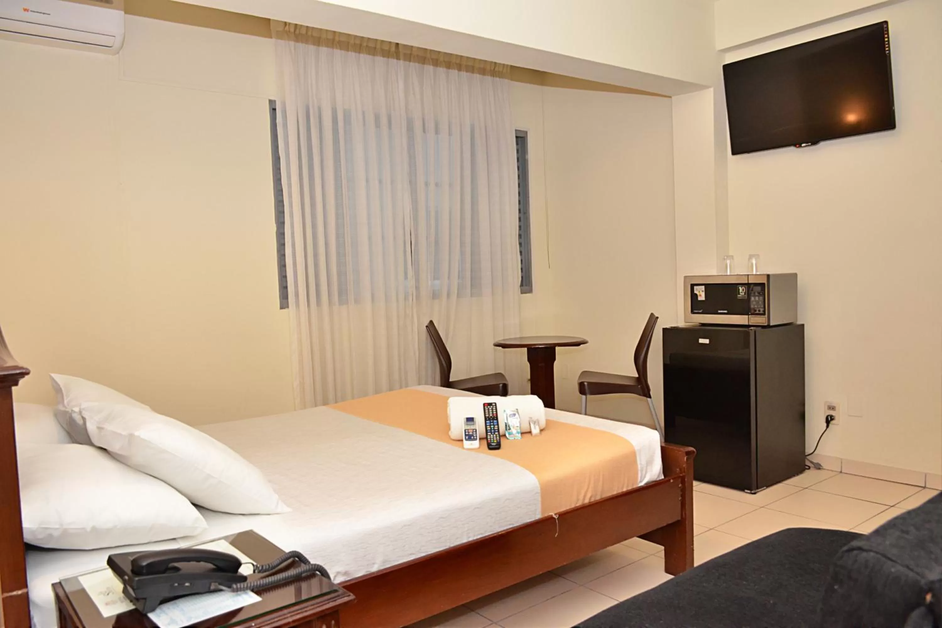 Bedroom, Bed in La Siesta Hotel