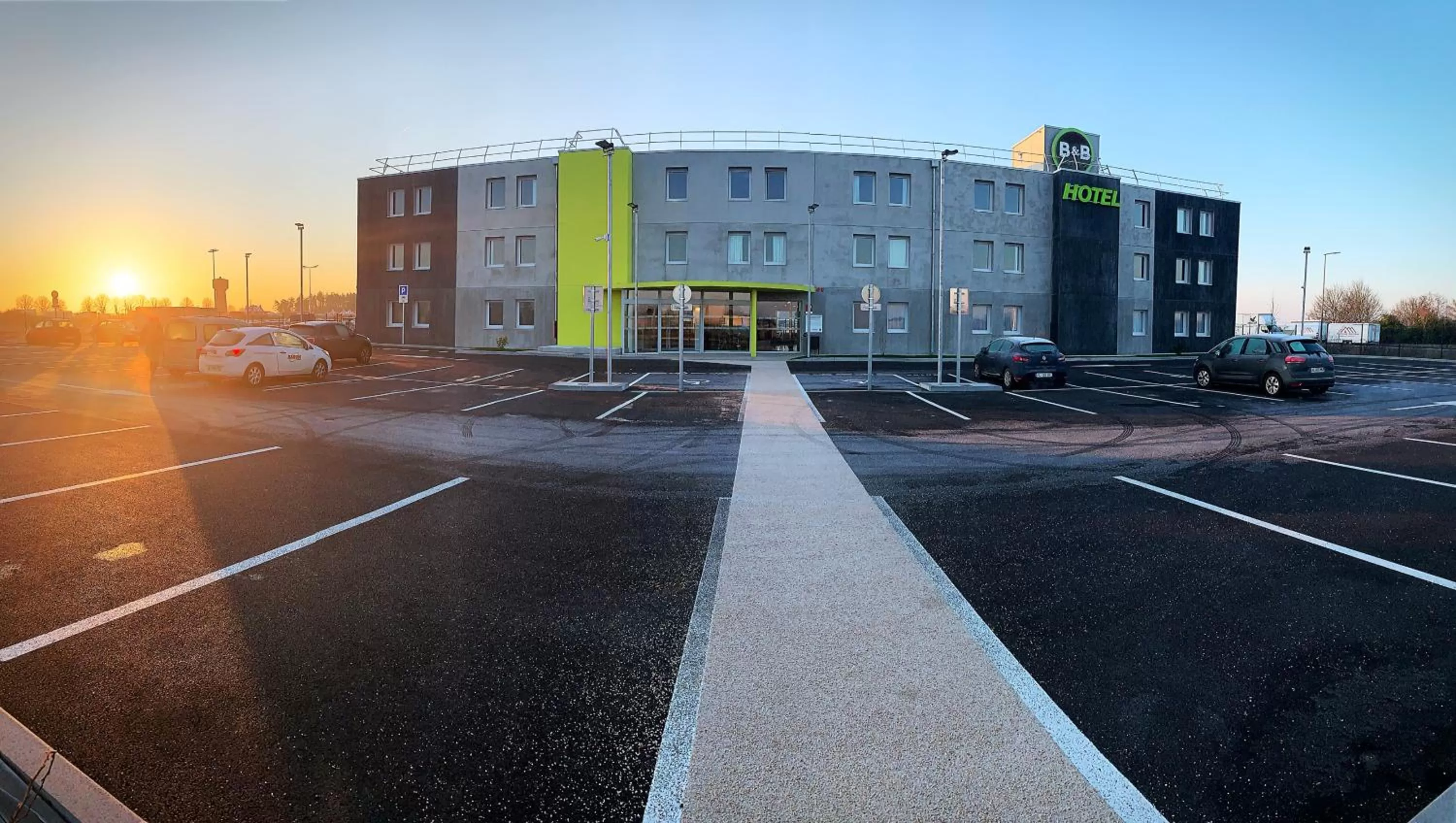 Facade/entrance in B&B HOTEL Montargis-Amilly