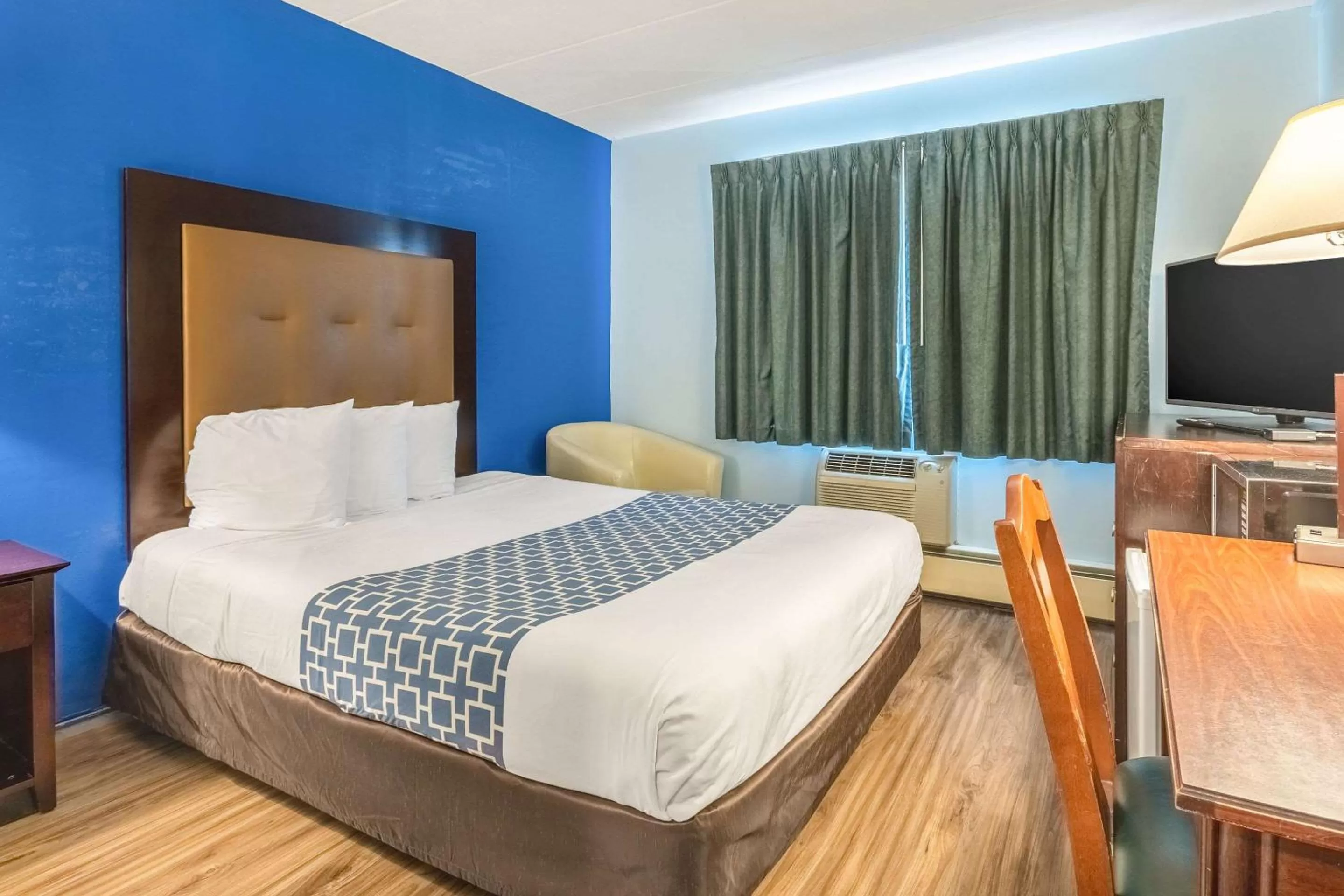 Photo of the whole room, Bed in Econo Lodge Inn & Suites Windsor Locks Bradley Airport