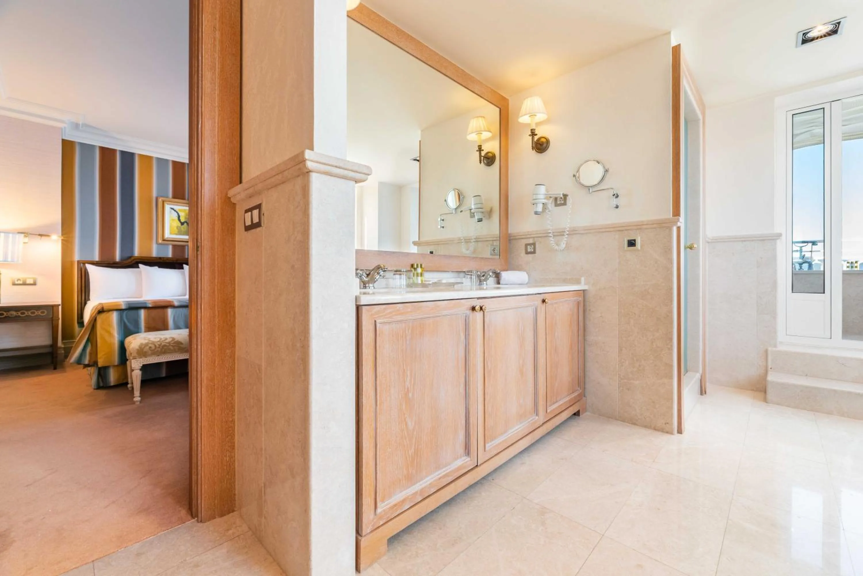 Bathroom, Bed in Eurostars Gran Hotel La Toja