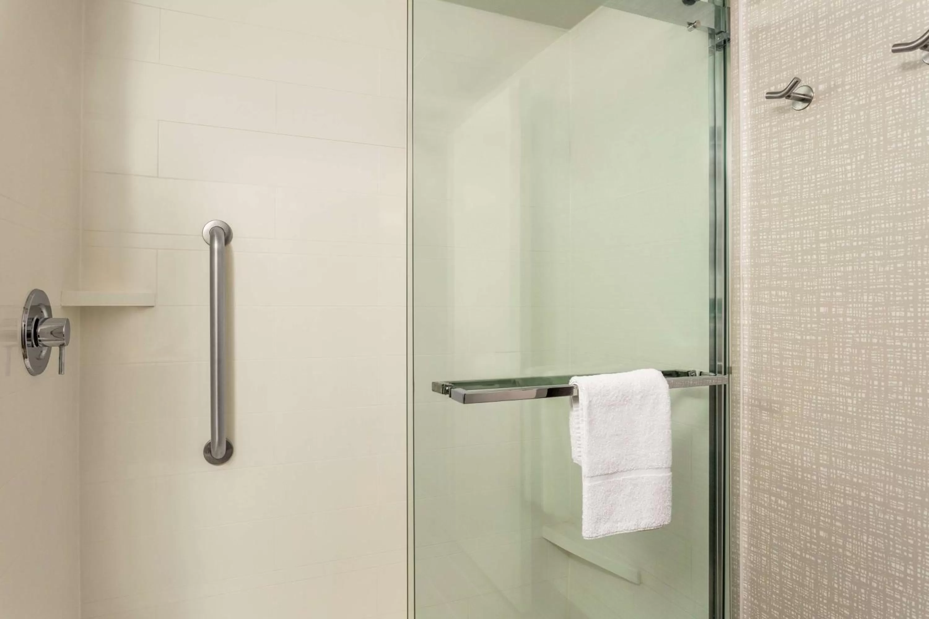 Bathroom in Hampton Inn Milwaukee Brookfield