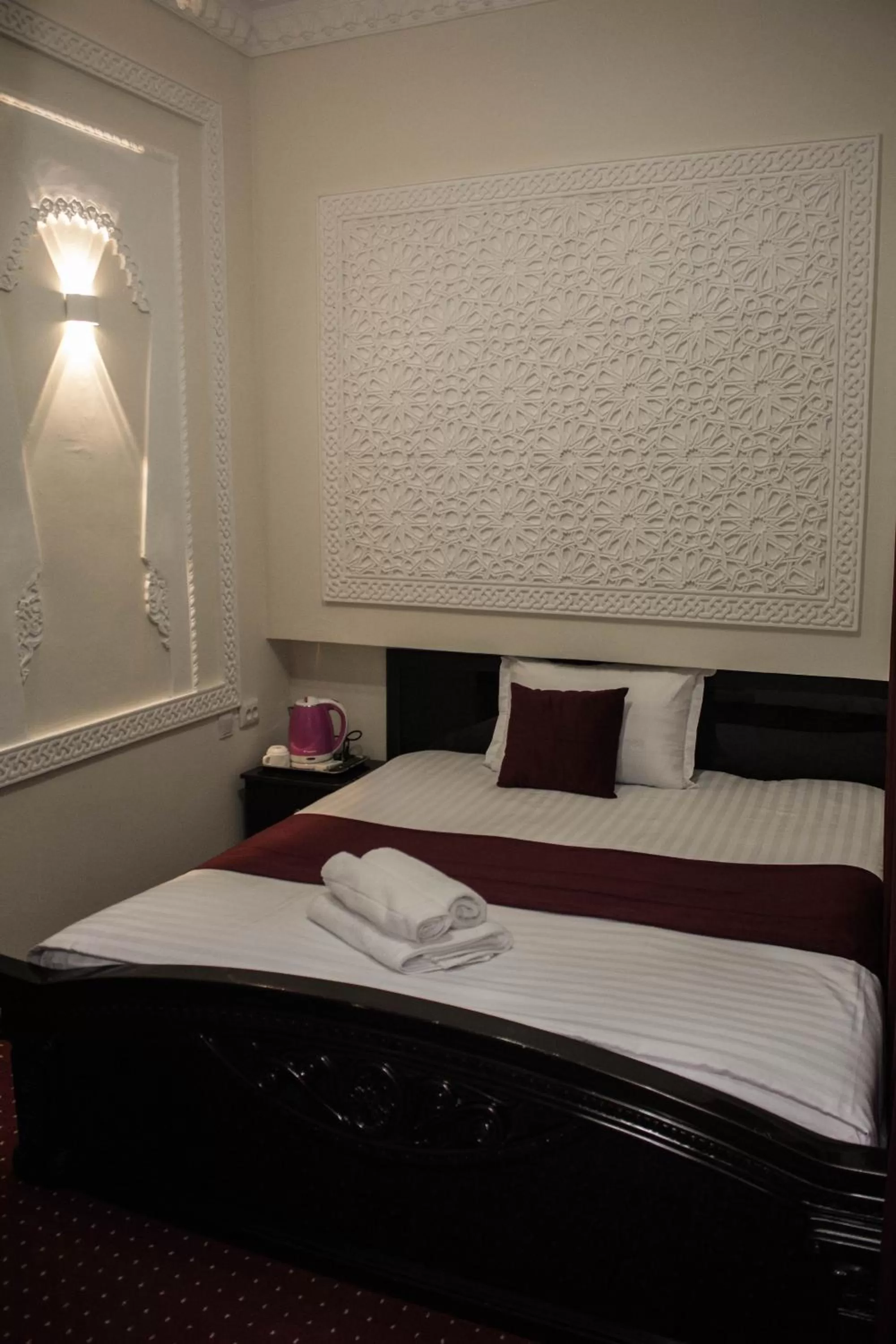 Photo of the whole room, Bed in Jahangir Boutique Bukhara