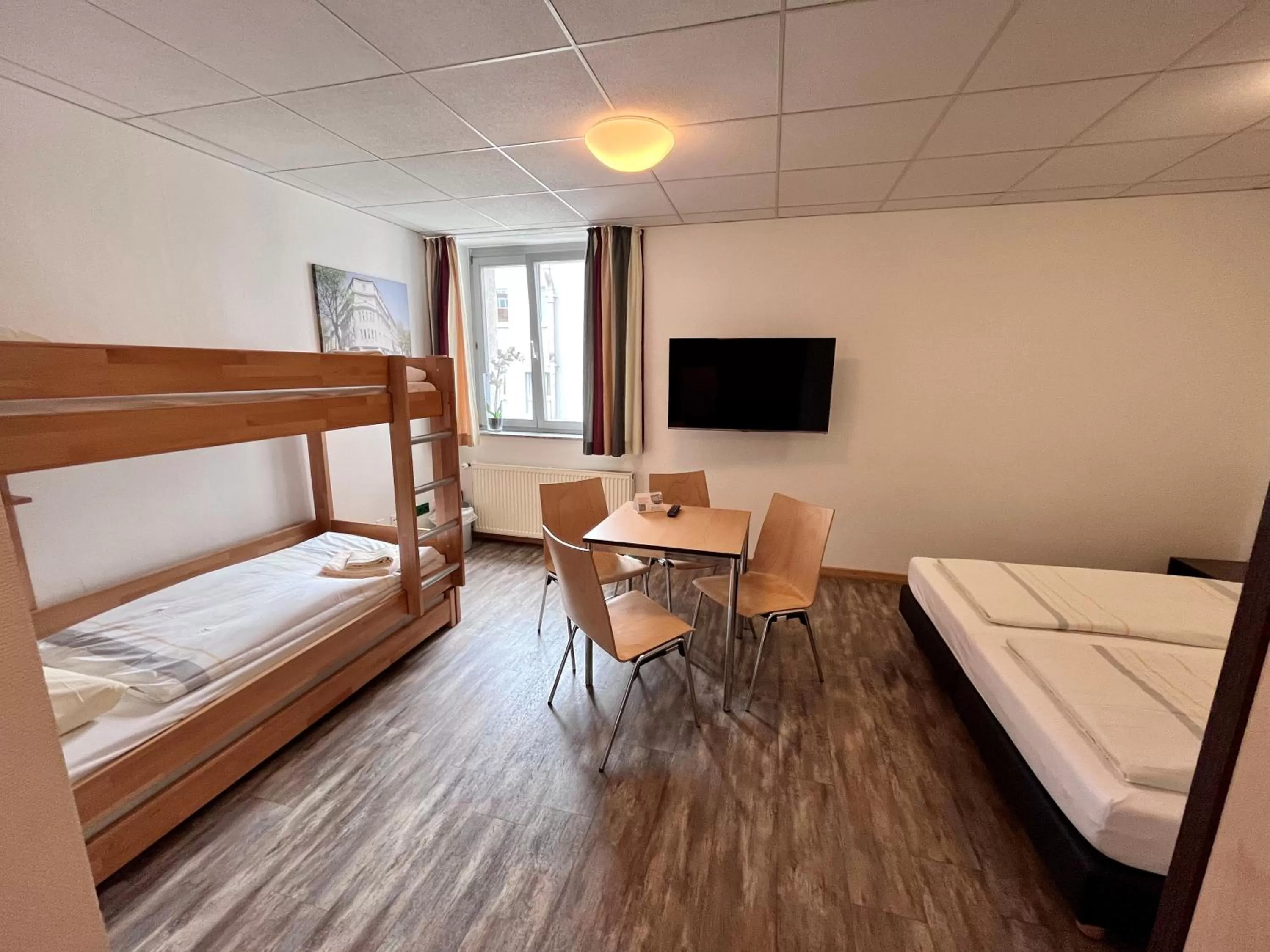 Photo of the whole room, Bed in DJH-Gästehaus Bermuda3Eck