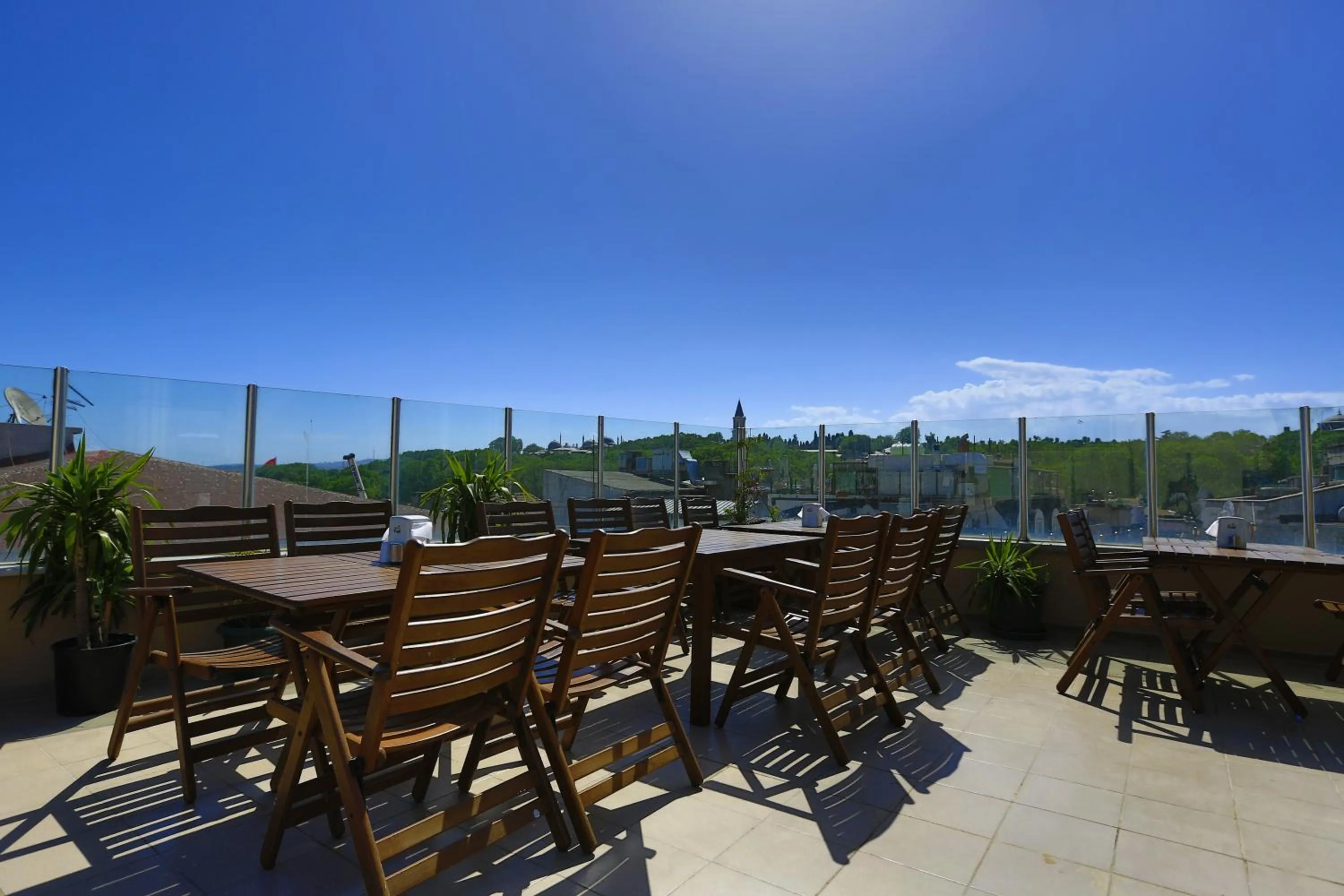 Restaurant/places to eat in Kafkas Hotel Istanbul