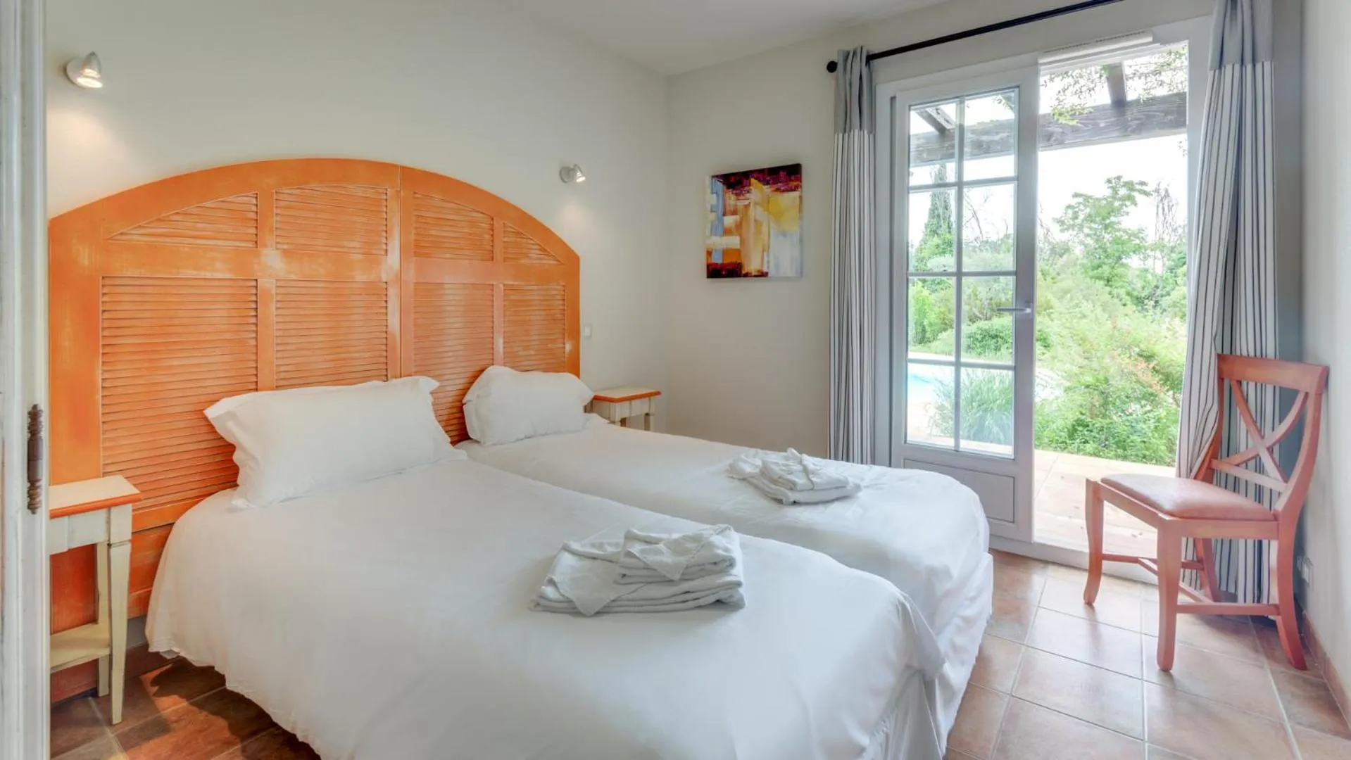 Photo of the whole room, Bed in Vacancéole – Le Domaine de Camiole