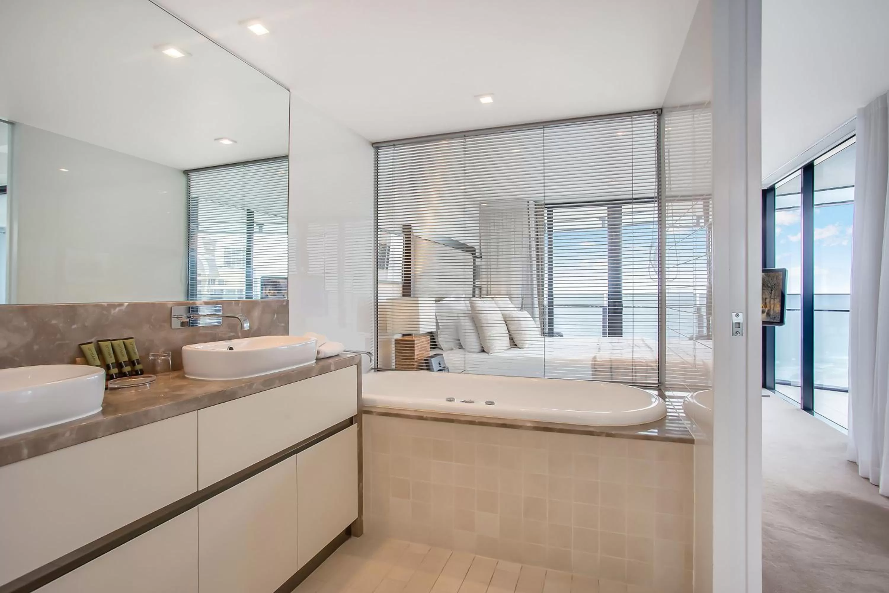 Bathroom, Bed in Peppers Soul Surfers Paradise