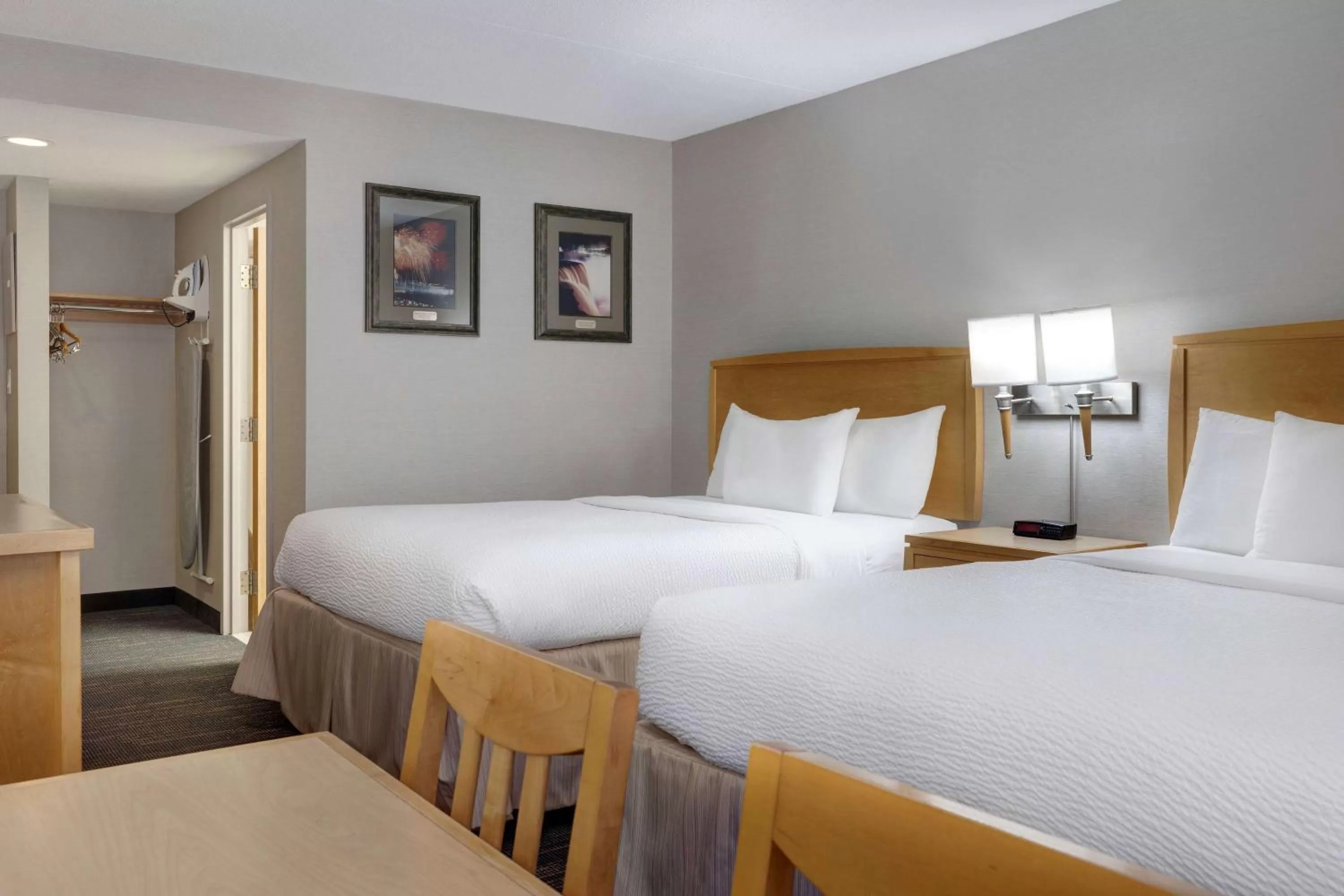 Photo of the whole room, Bed in Days Inn by Wyndham Niagara Falls Near The Falls