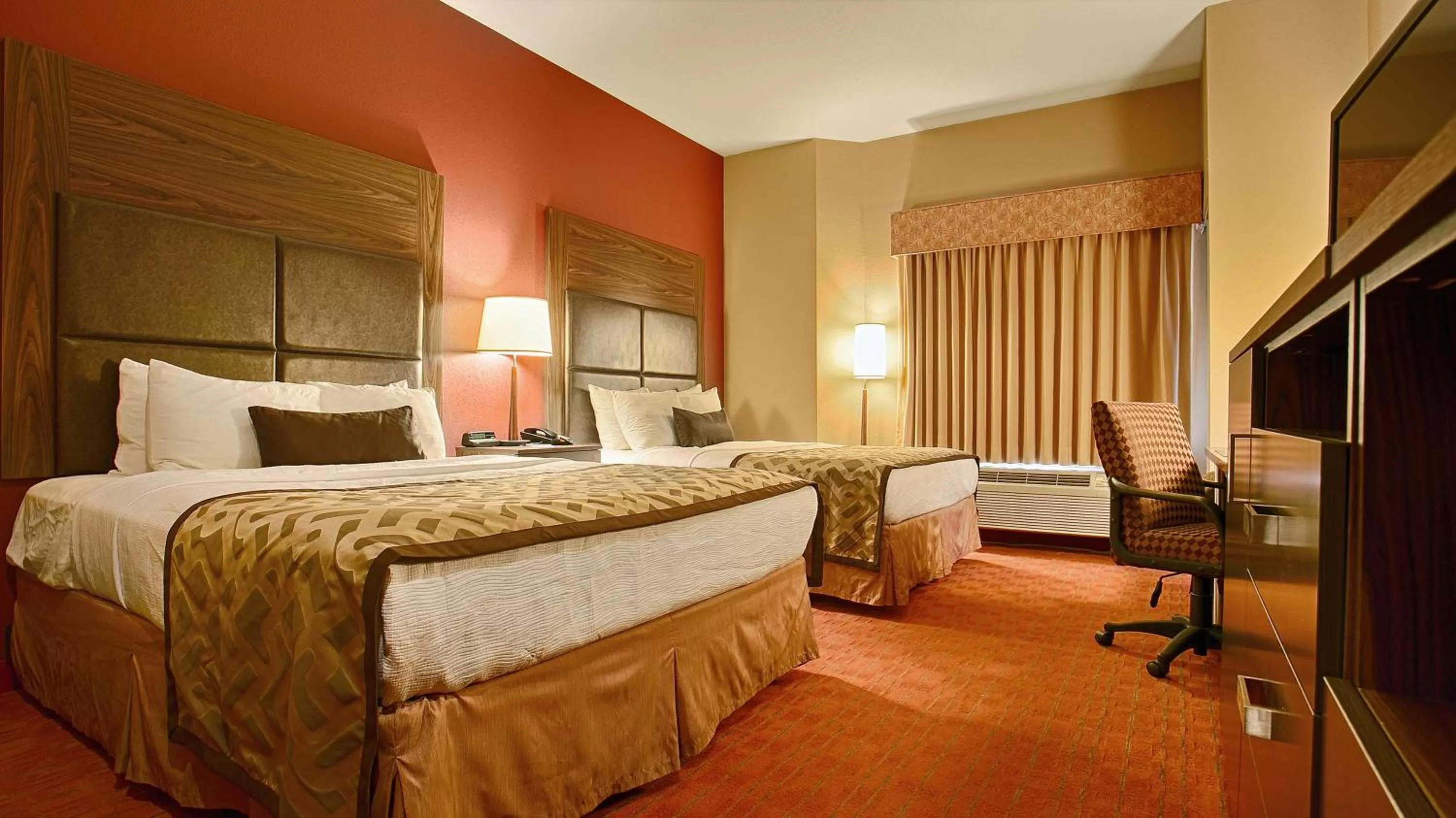 Photo of the whole room, Bed in Best Western Plus Tulsa Woodland Hills Hotel and Suites