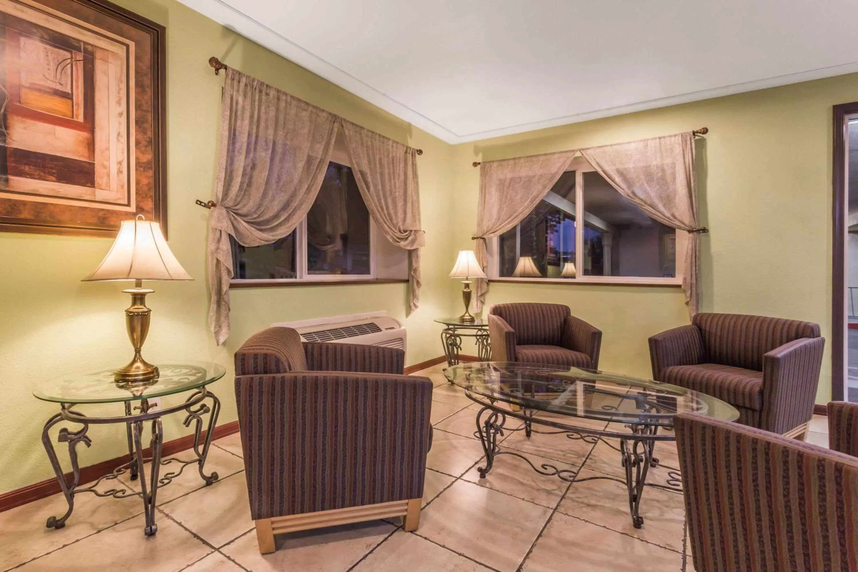 Lobby or reception, Seating Area in Super 8 by Wyndham Sacramento
