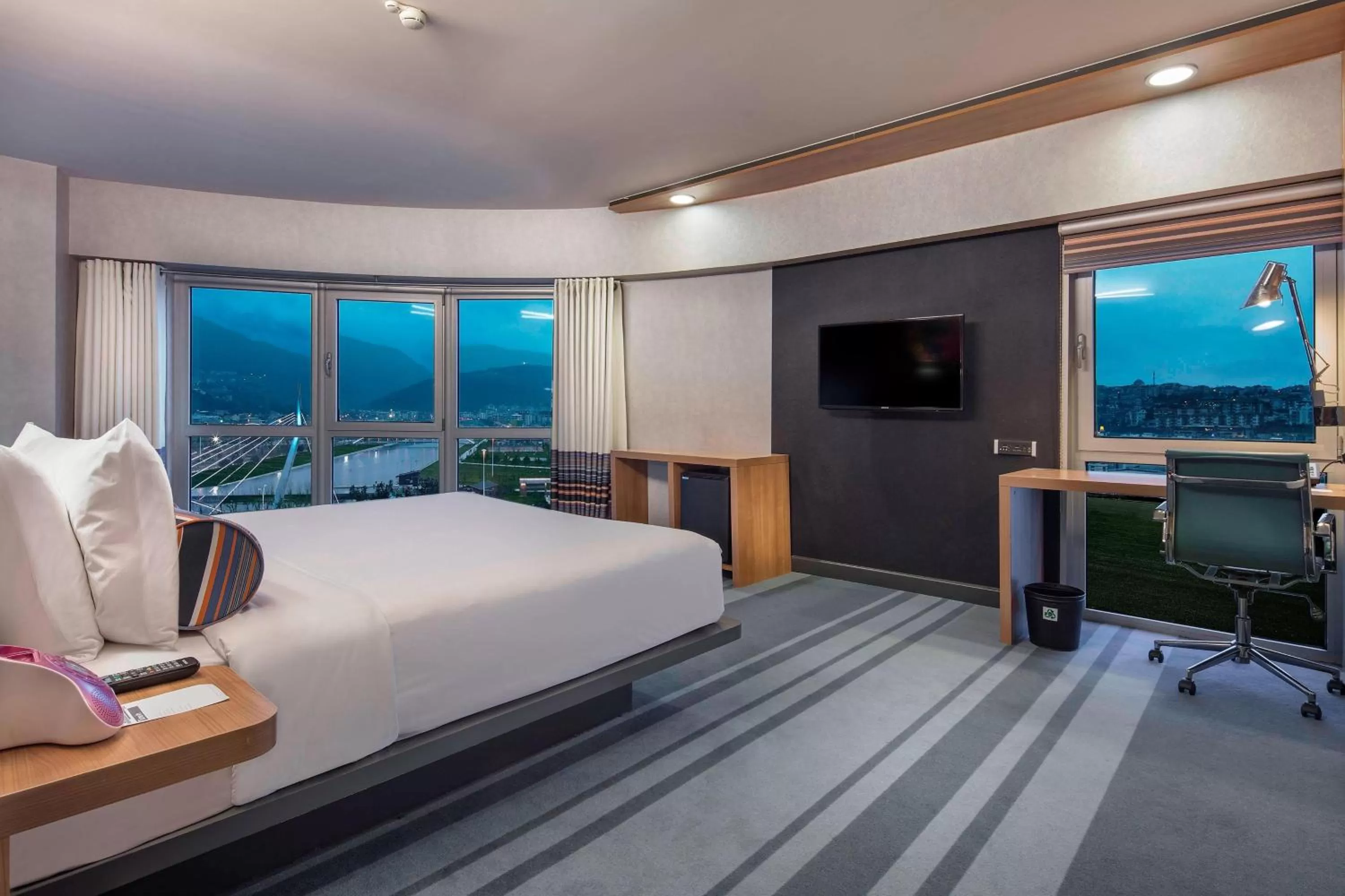 Photo of the whole room, Bed in Aloft Bursa Hotel