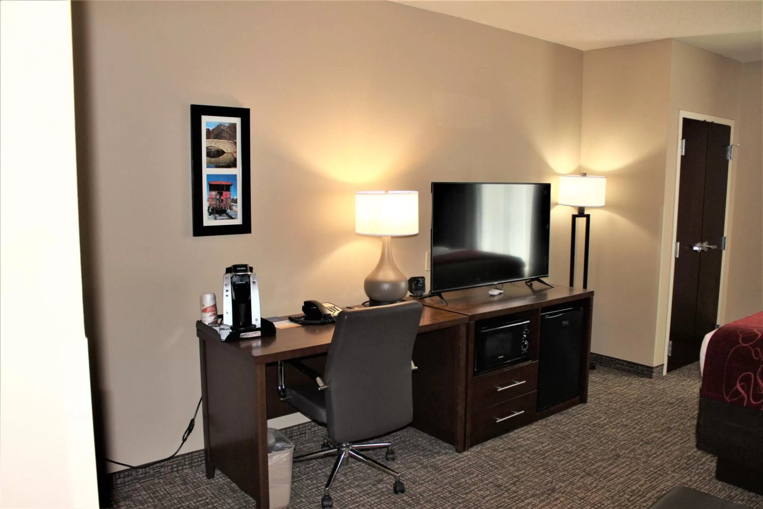 TV and multimedia in Comfort Suites Huntersville near Lake Norman