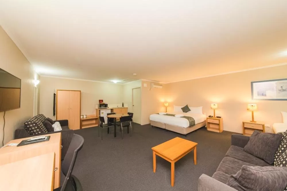 Bed in Harbour Sails Motor Inn