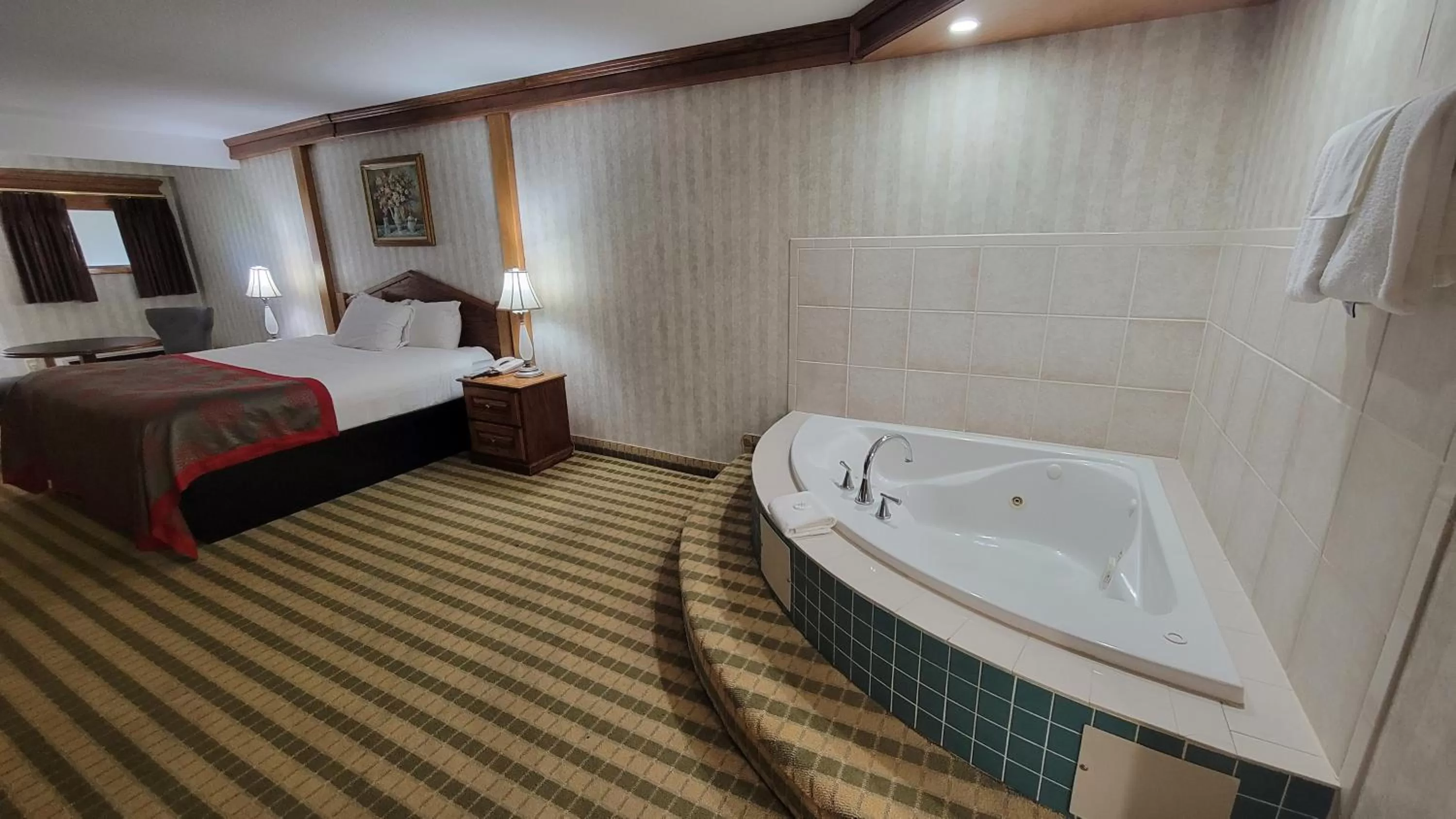 Hot Tub, Bed in Ramada by Wyndham Saginaw Hotel & Suites