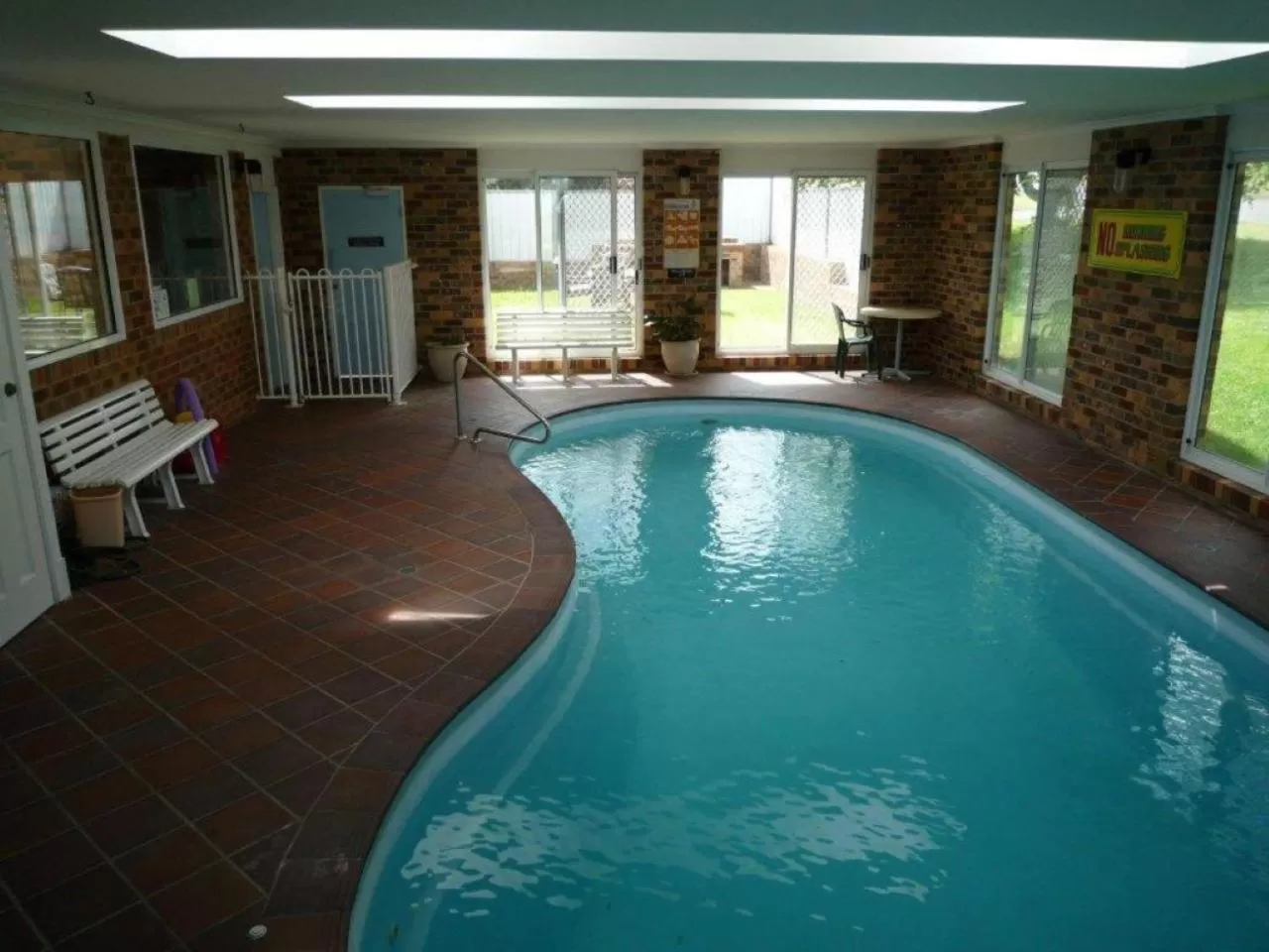 Swimming pool in Kinross Inn