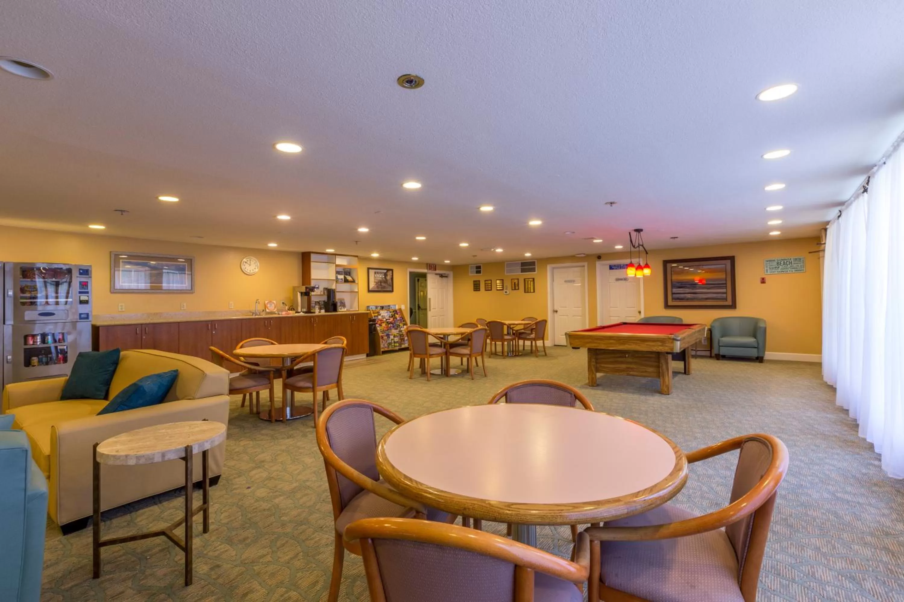 Lounge or bar in Capistrano SurfSide Inn