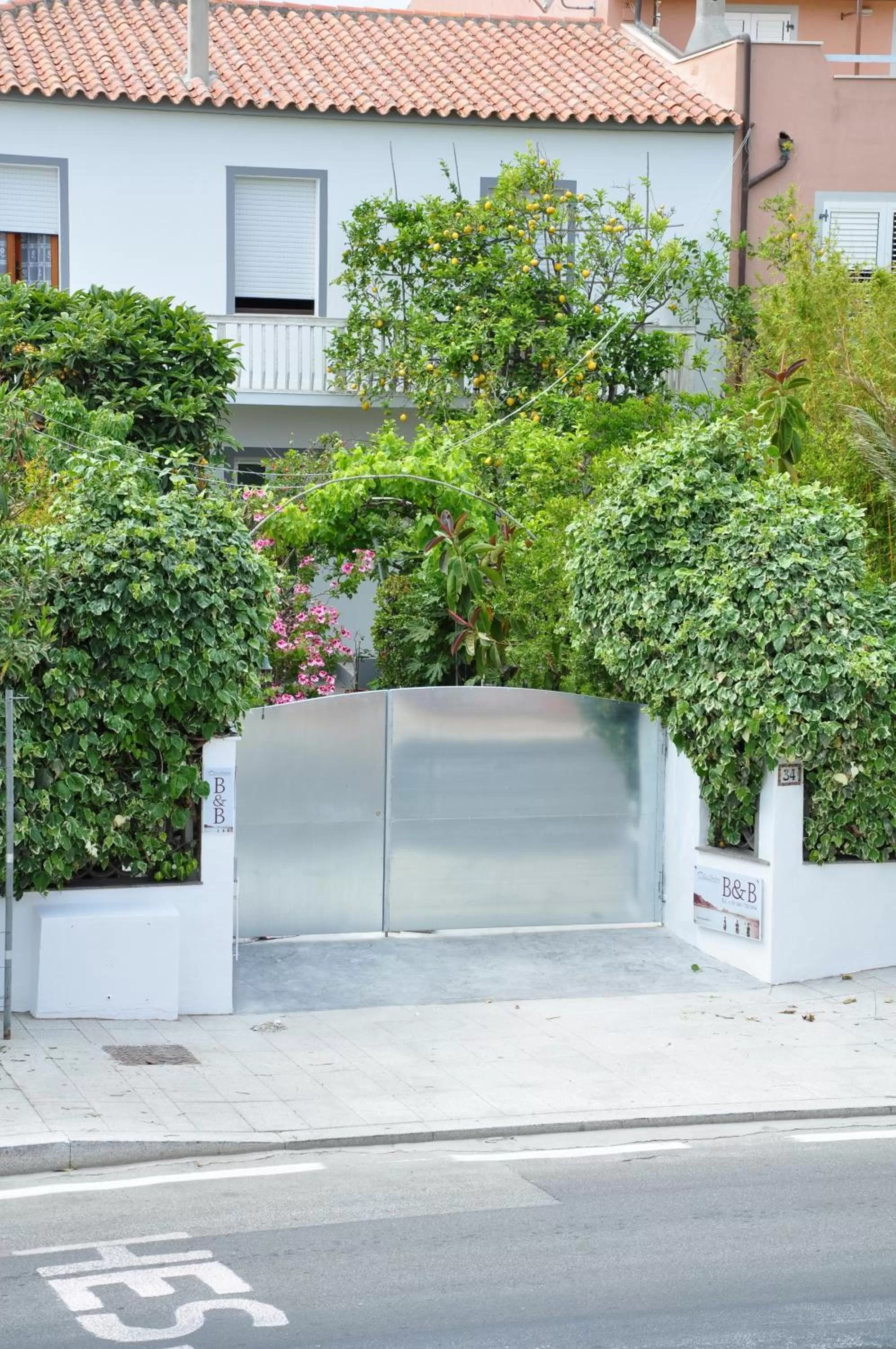 Property building in B&B Les Chambres Rooms & Suite