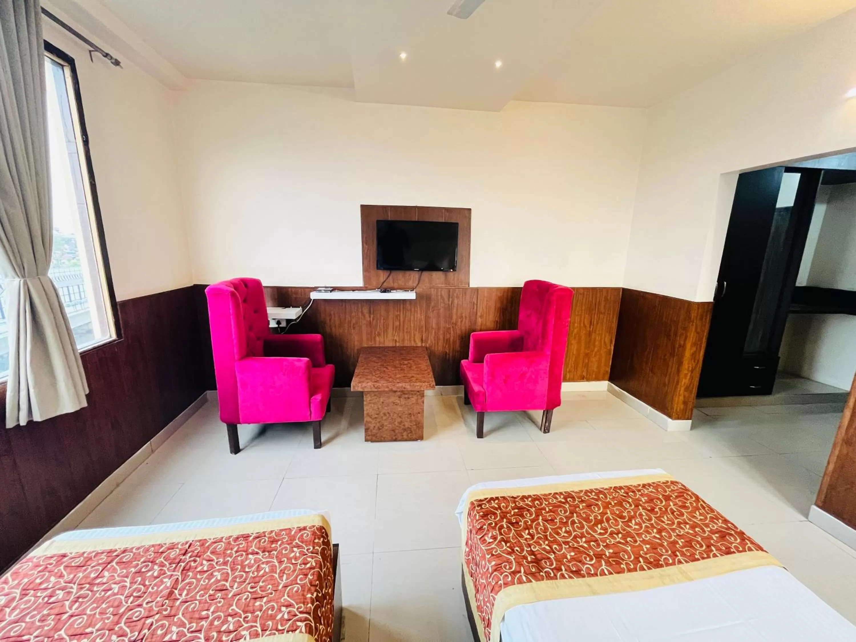 Bed in Hotel The Leaf - Gomti Nagar Lucknow