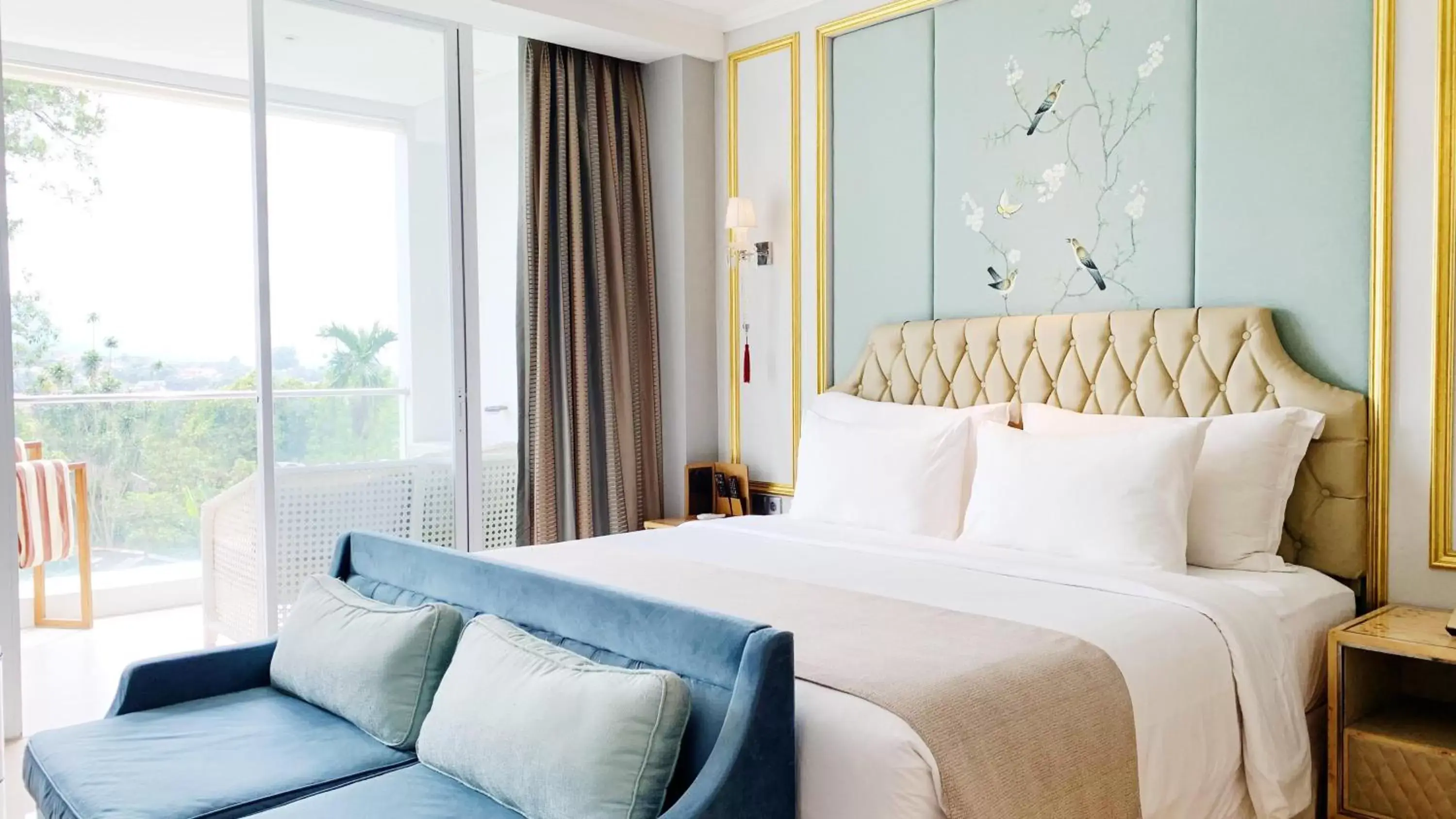 Jacuzzi Suite in Art Deco Luxury Hotel & Residence Jacuzzi Suite in Art Deco Luxury Hotel & Residence