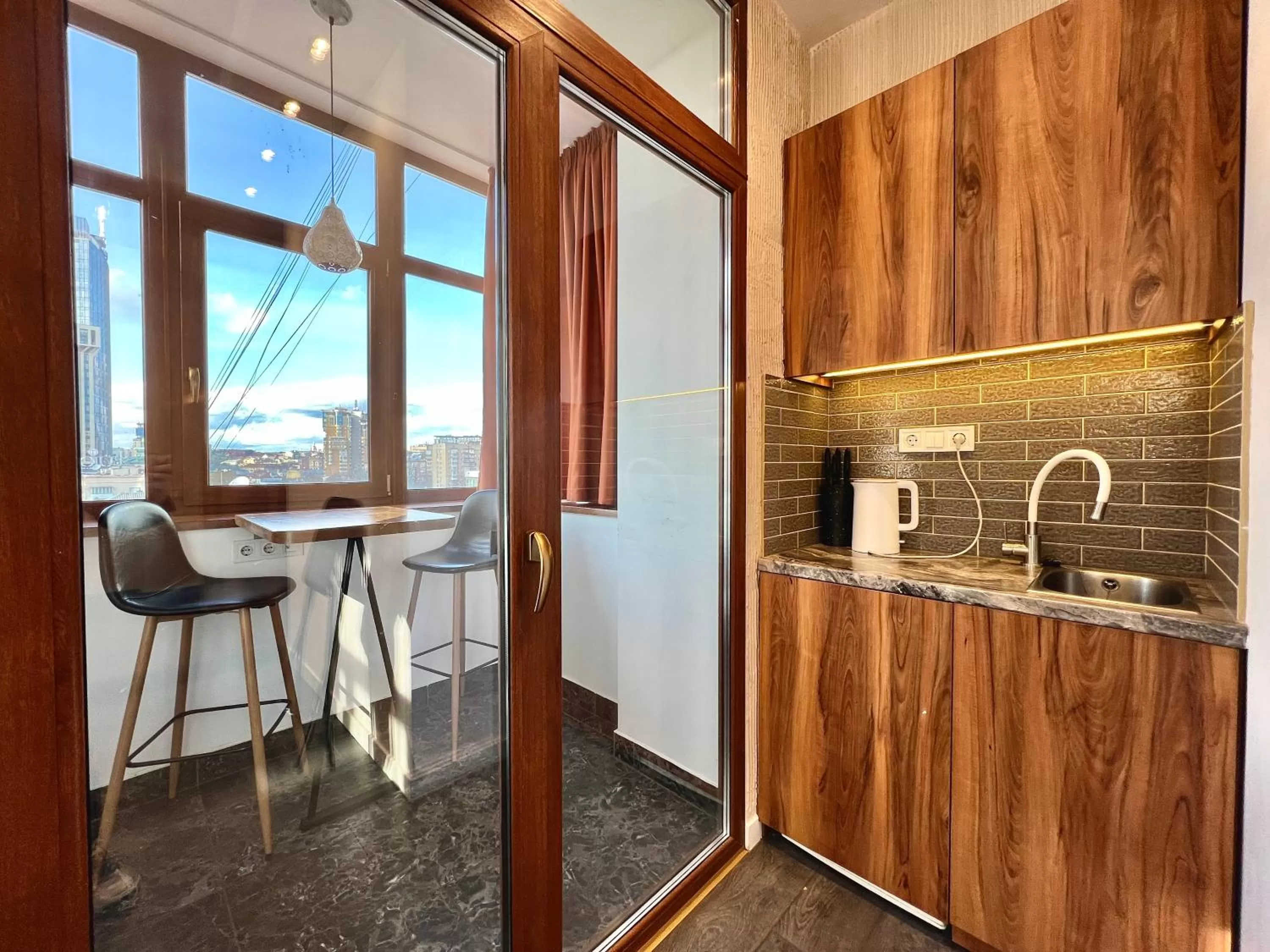 Balcony/Terrace, Kitchen/Kitchenette in Kyiv Panorama Apartments near Gulliver