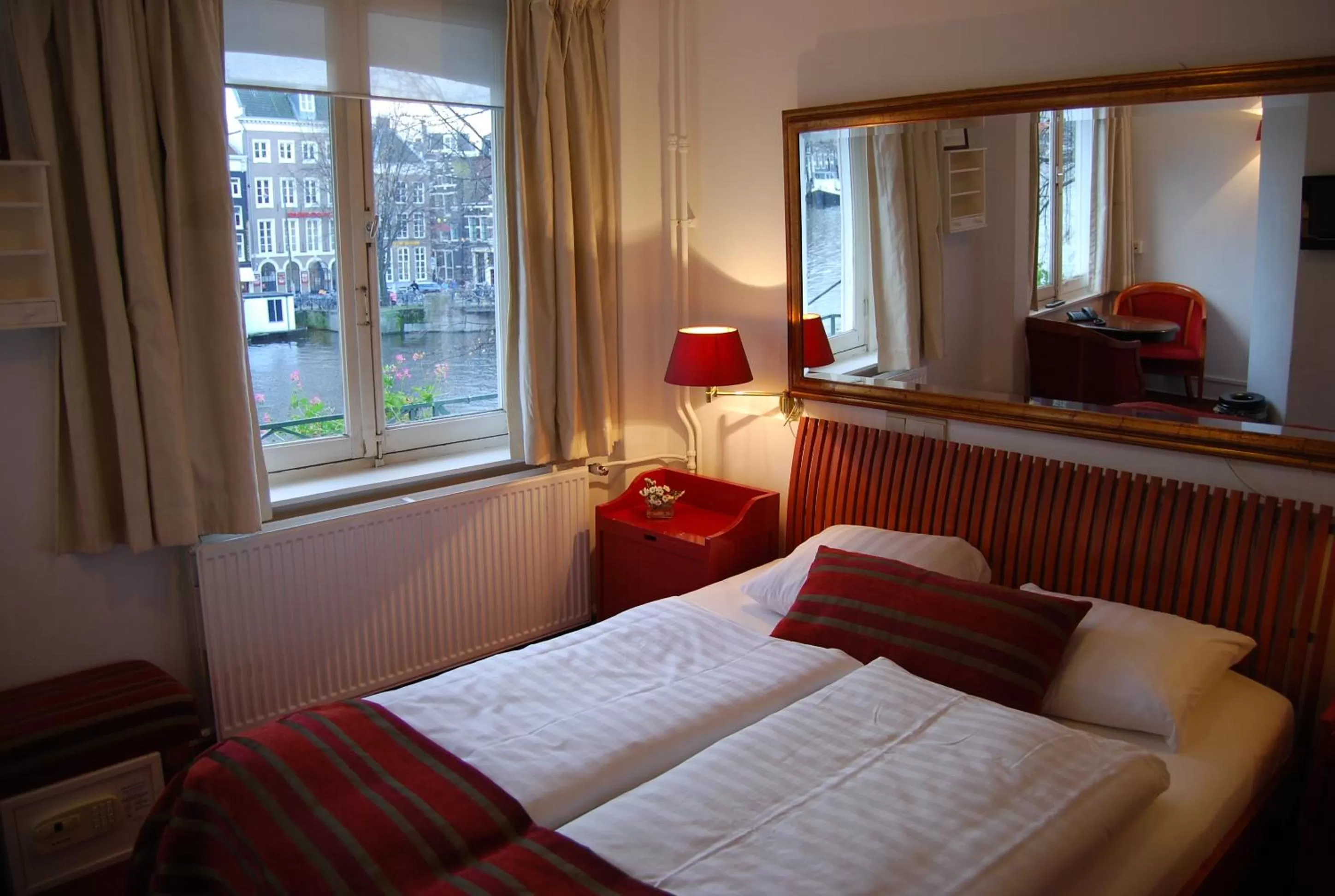 Photo of the whole room, Bed in Amsterdam House Hotel