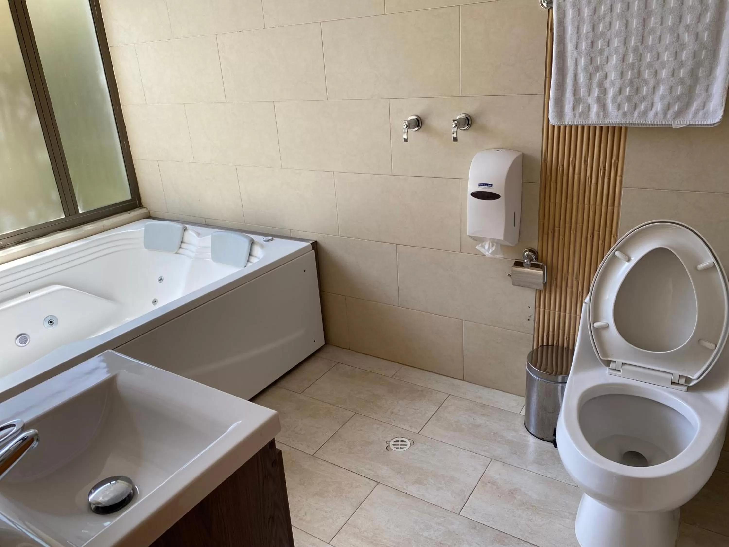 Shower, Bathroom in Hotel Campo Real