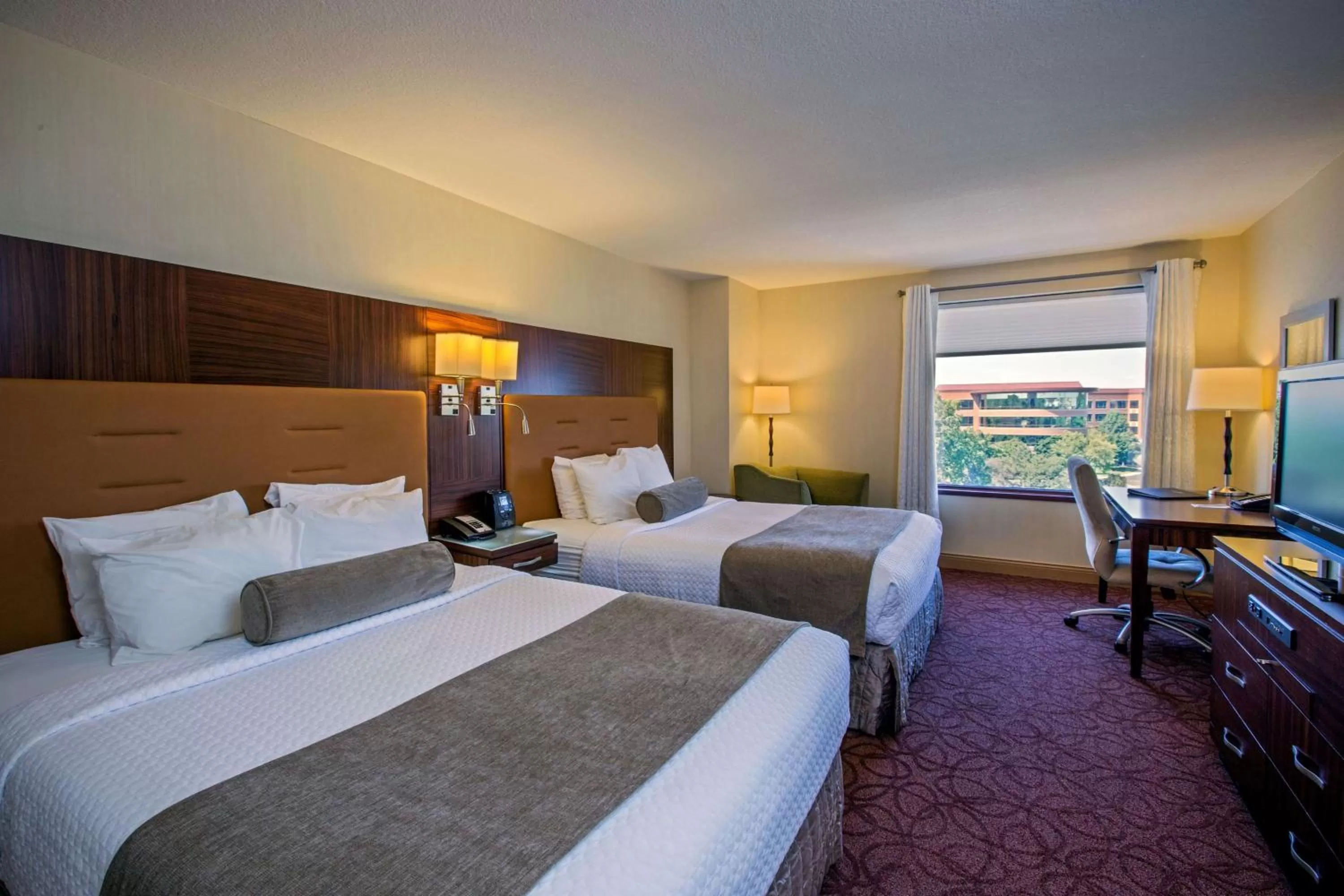 Bedroom in Sonesta Milwaukee West Wauwatosa